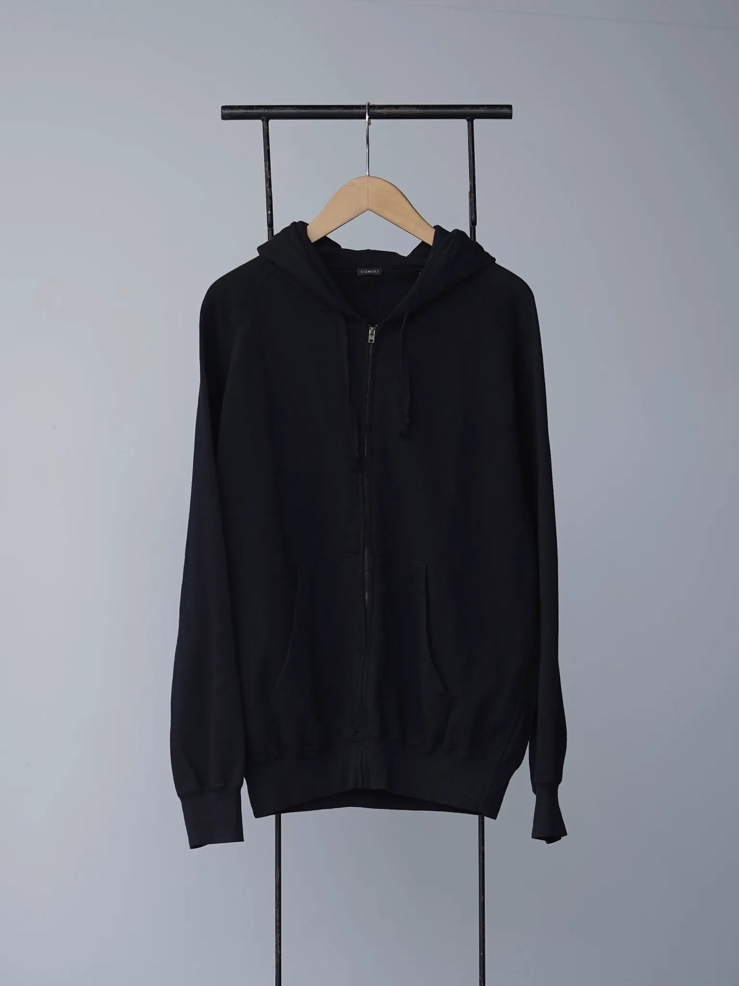 comoli-lwコットン裏毛-ジップパーカ-black-1-1