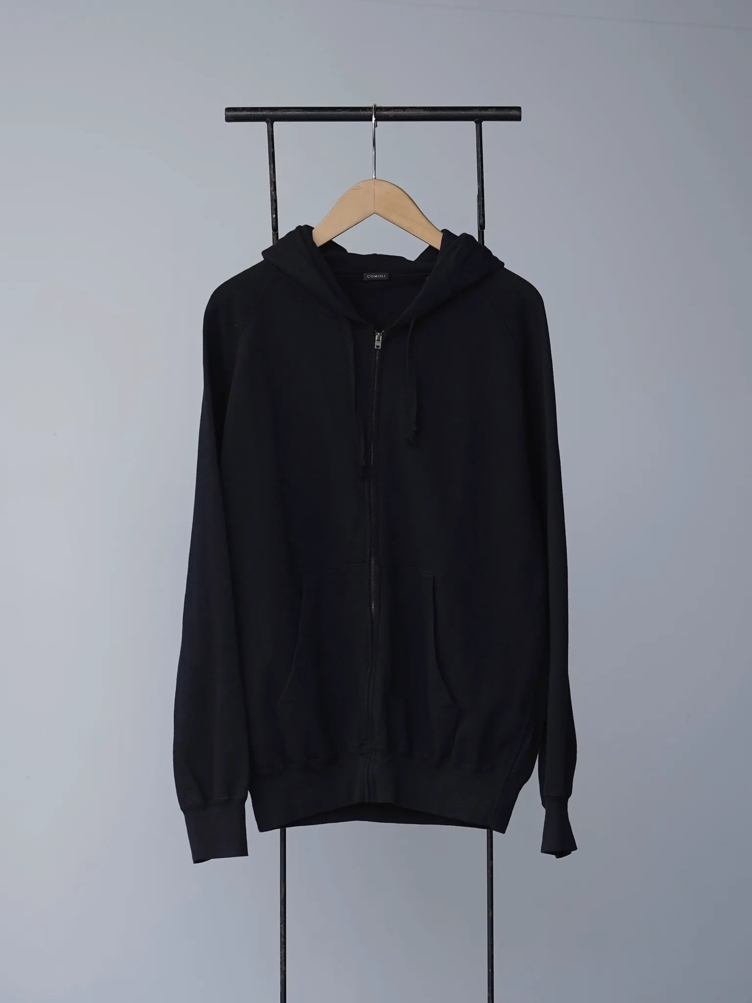 comoli-lwコットン裏毛-ジップパーカ-black-1-1