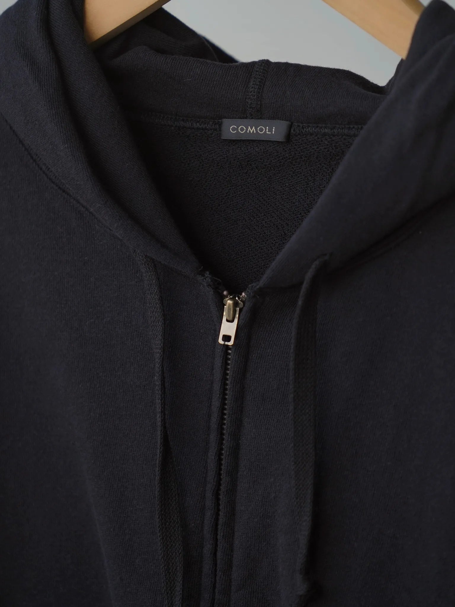 comoli-lwコットン裏毛-ジップパーカ-black-1-2
