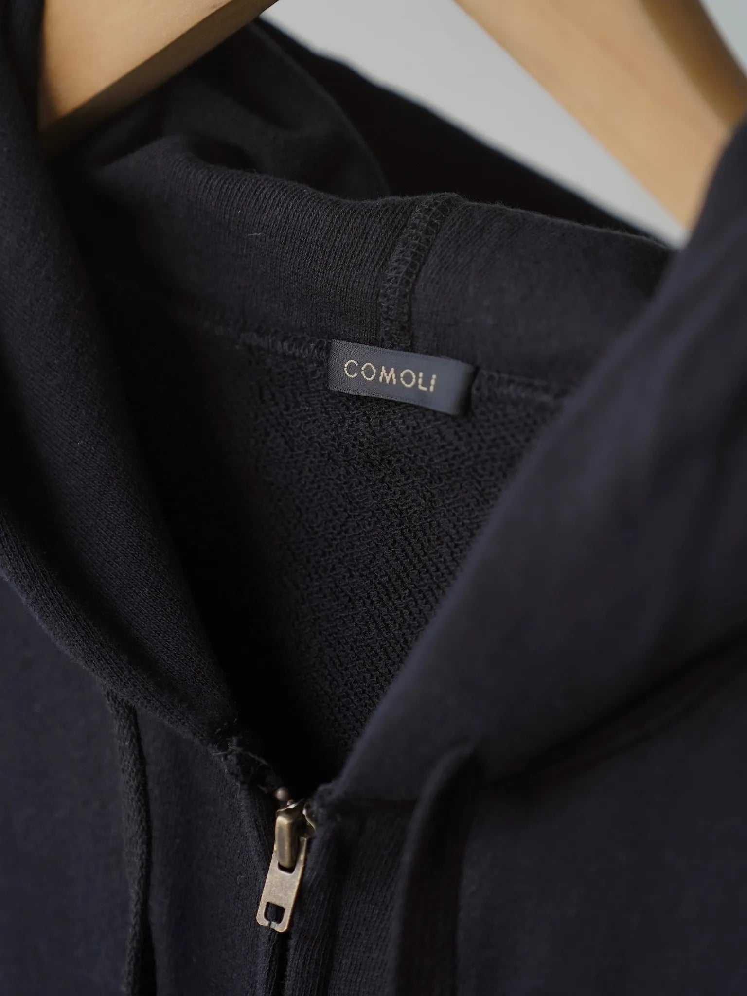comoli-lwコットン裏毛-ジップパーカ-black-1-3