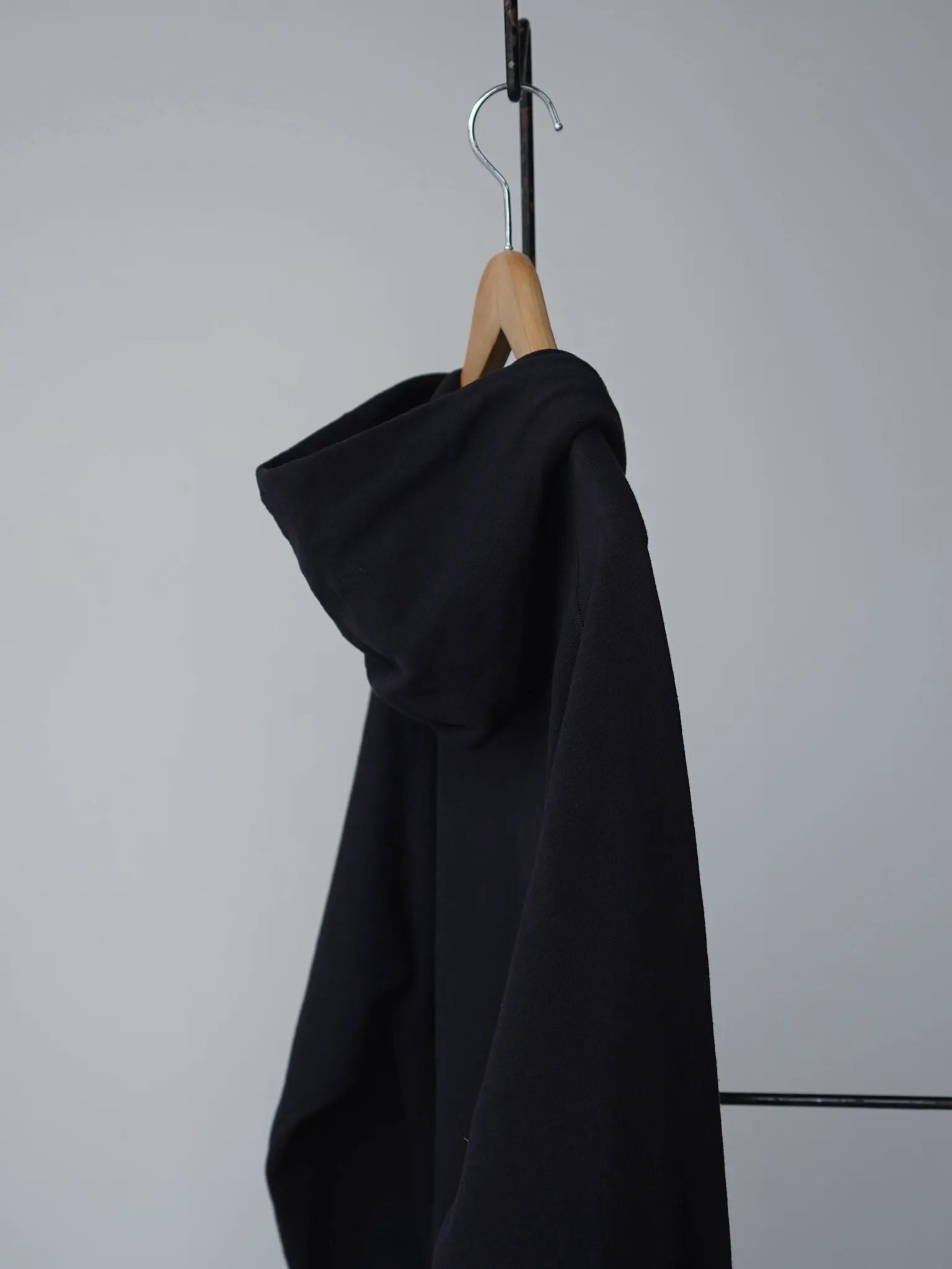 comoli-lwコットン裏毛-ジップパーカ-black-1-4