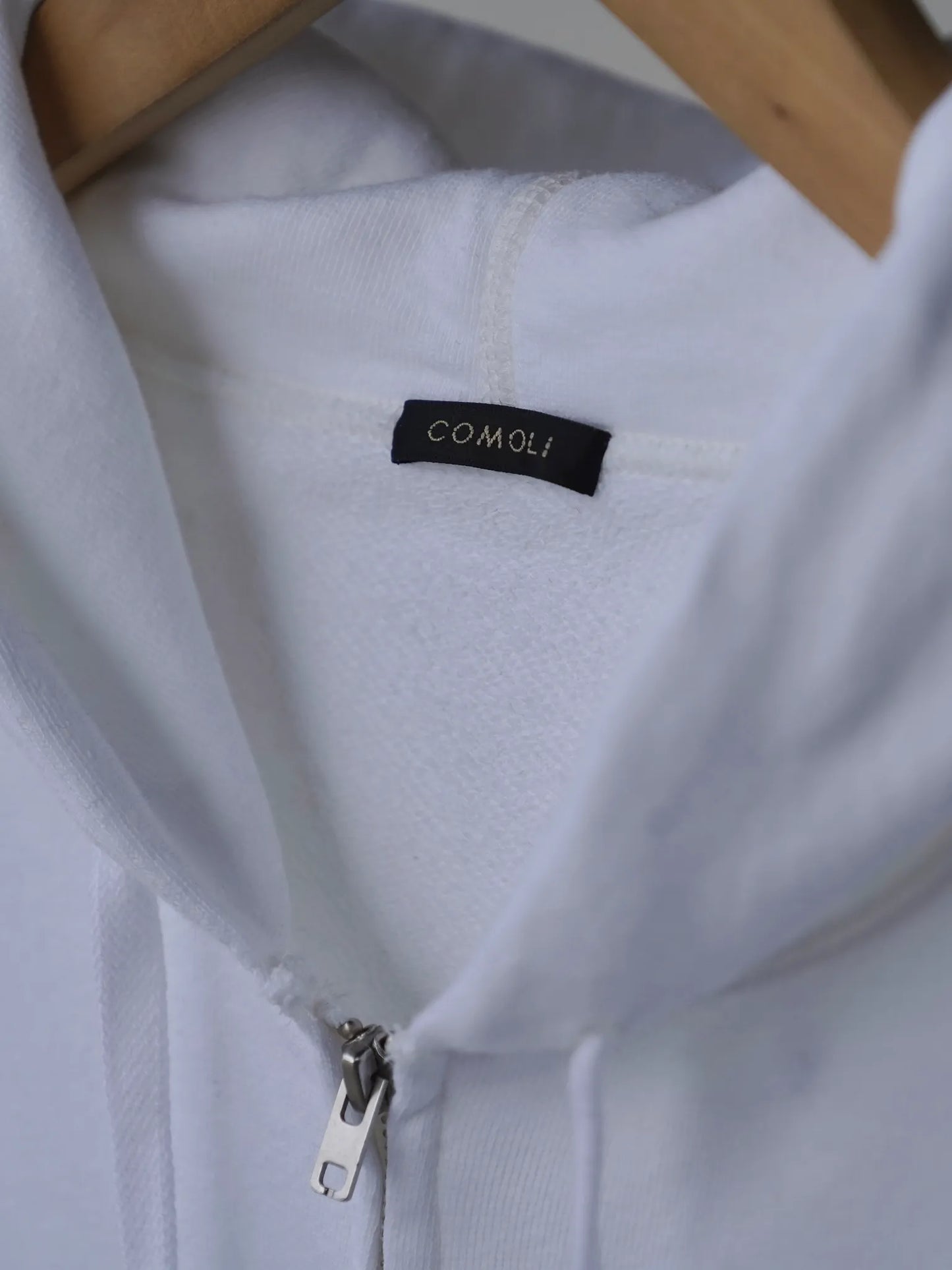comoli-lwコットン裏毛-ジップパーカ-white-1-3