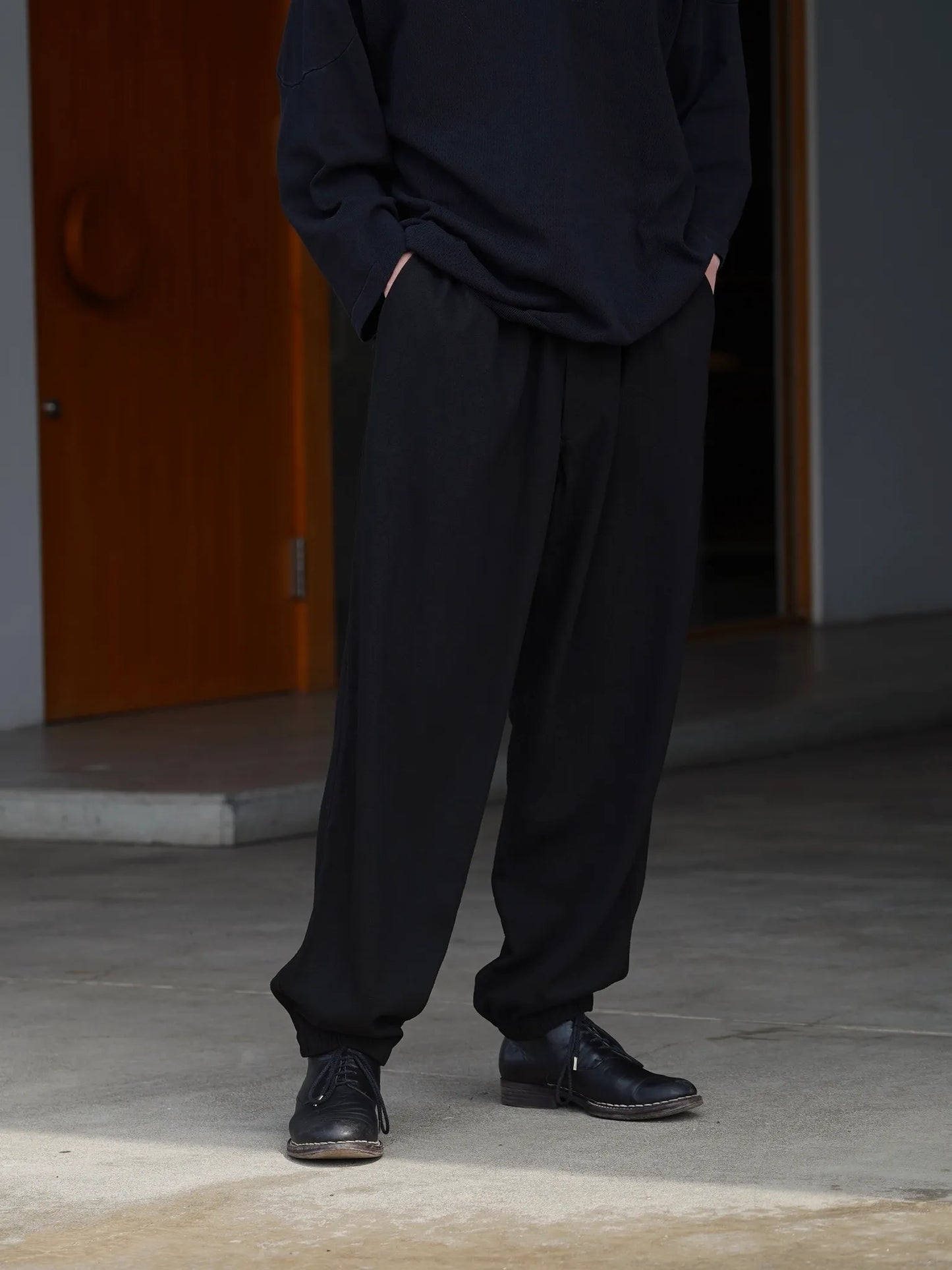 comoli-シルクネップ-ドローストリングパンツ-black-1-3