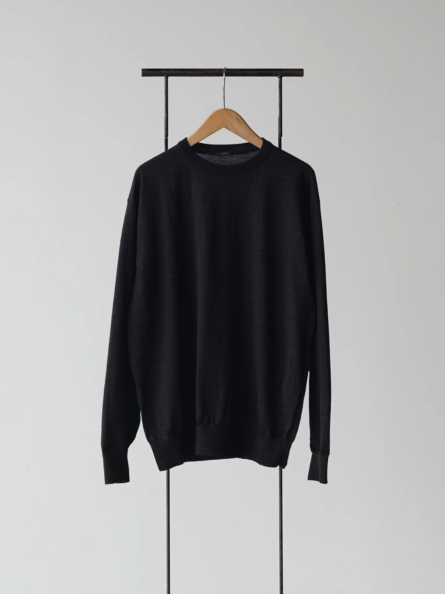 COMOLI | ウール クルーネックニット CHARCOAL