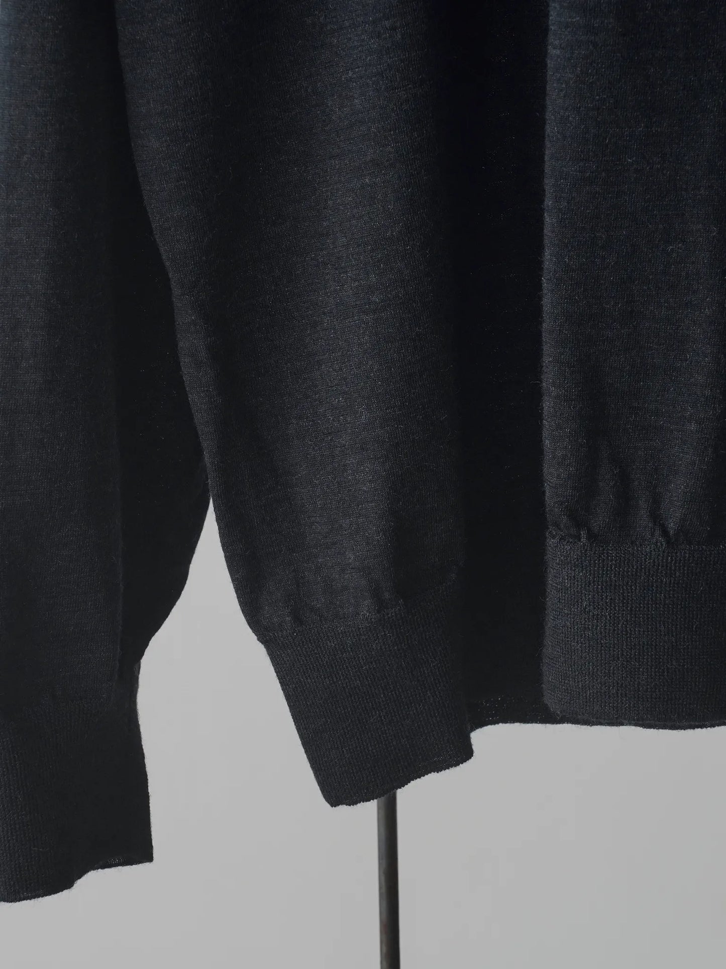 COMOLI | ウール クルーネックニット CHARCOAL