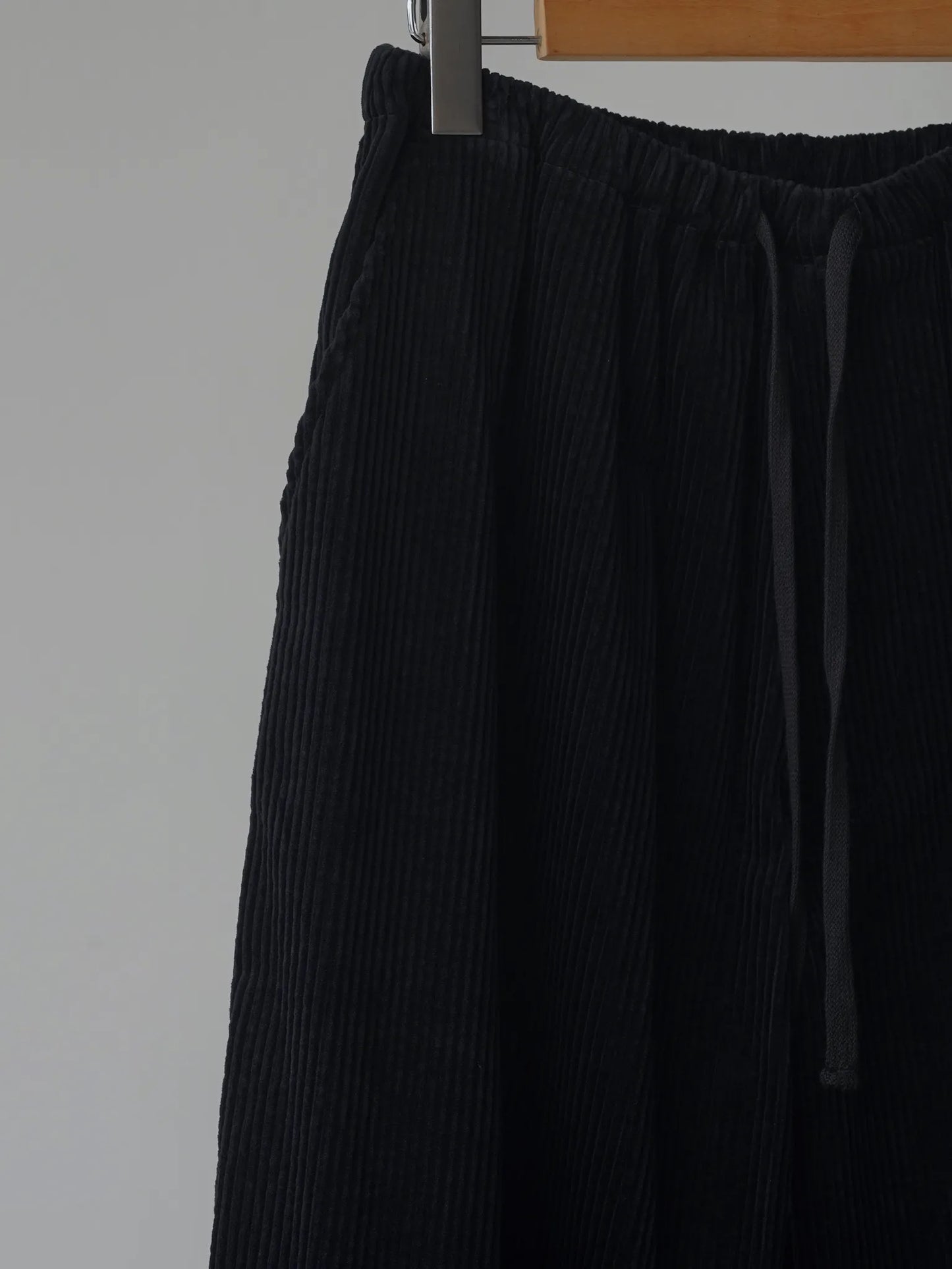 COMOLI | コーデュロイ ドローストリングパンツ BLACK