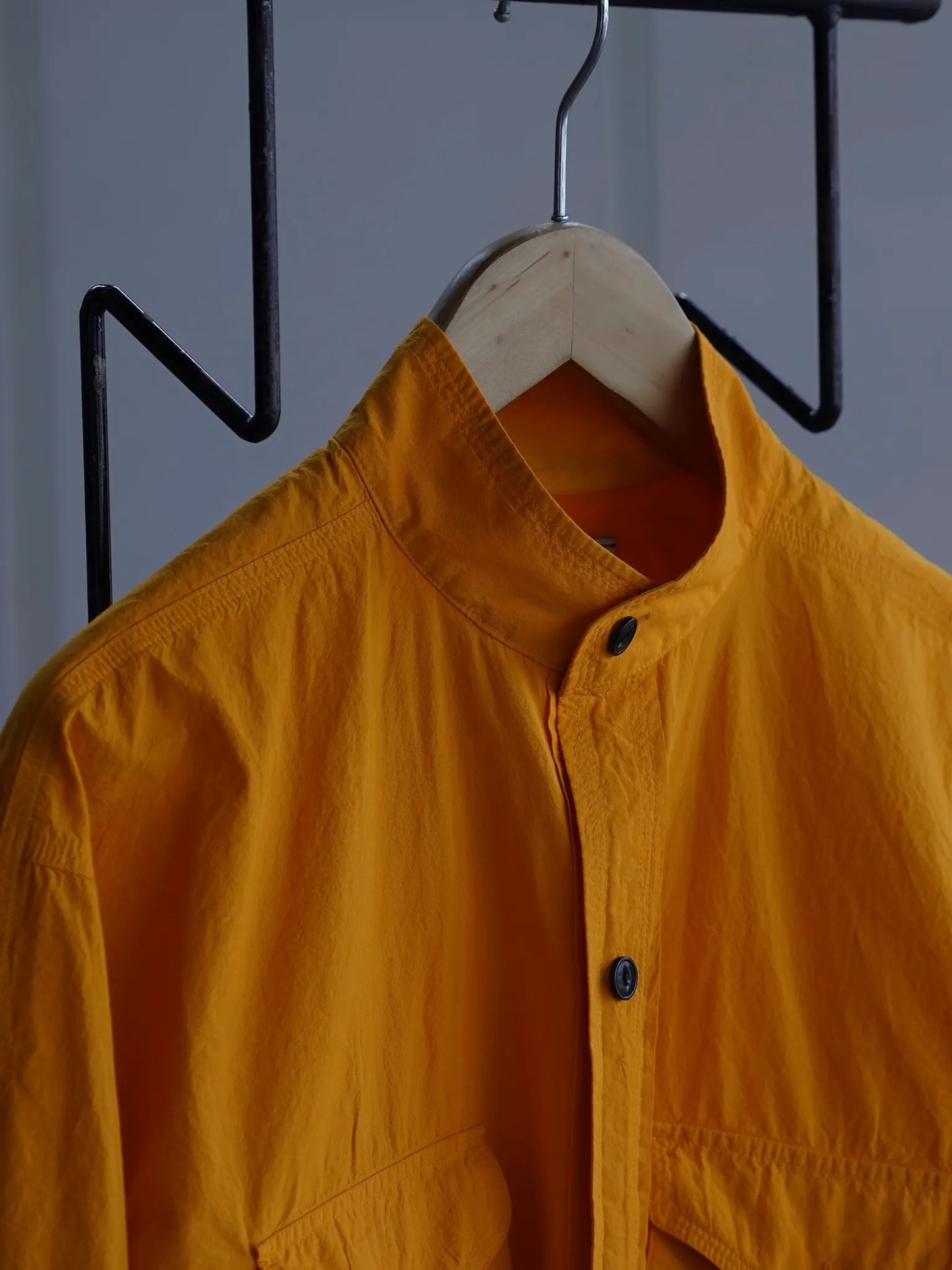 SARTO | [COTTON HIGH COUNT ENZYME] STABD COLLAR OVER SHIRT GOLDEN EYE