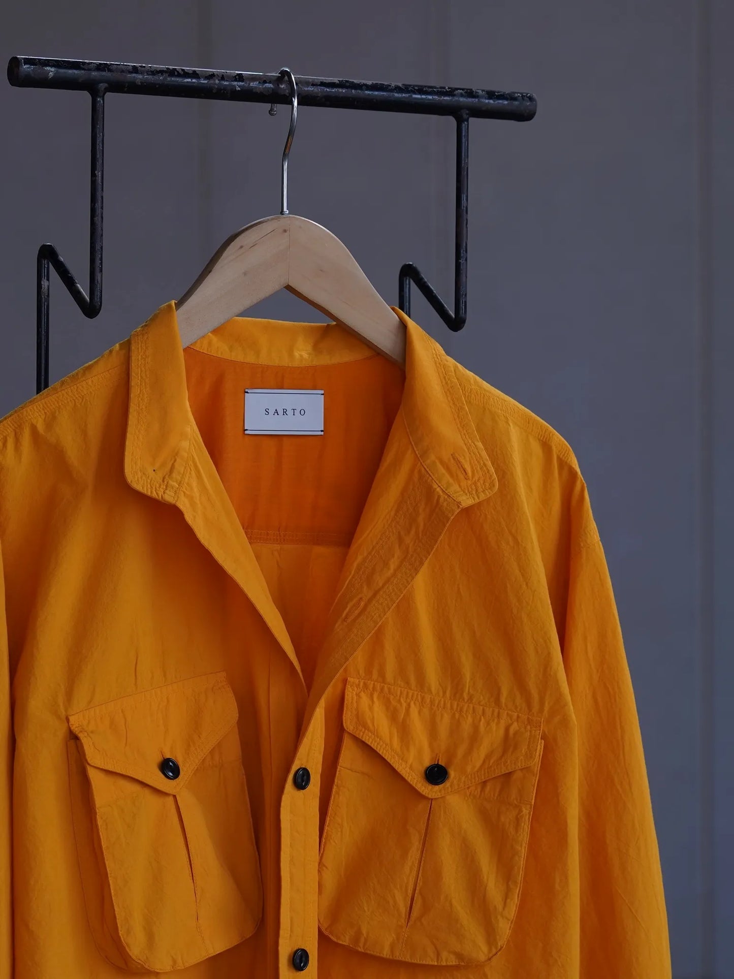 SARTO | [COTTON HIGH COUNT ENZYME] STABD COLLAR OVER SHIRT GOLDEN EYE