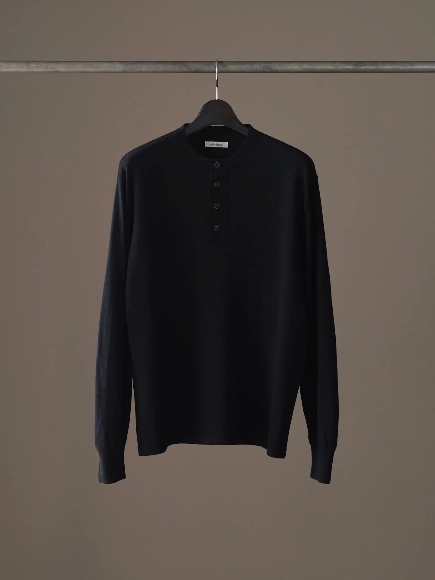 calmlence | HENLEY NECK LS T-SHIRT BLK