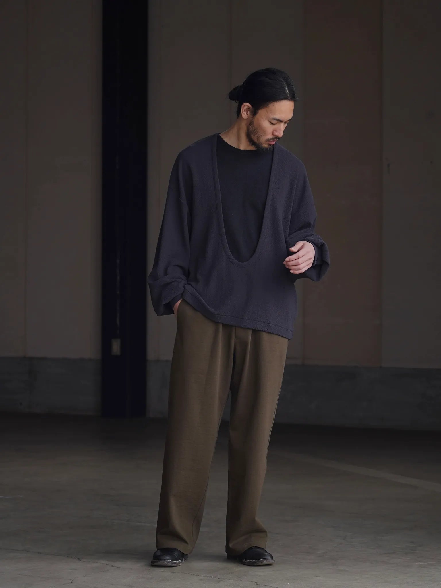 nonnotte-drape-u-pullover-with-cuff-sleeve-inkshade-3