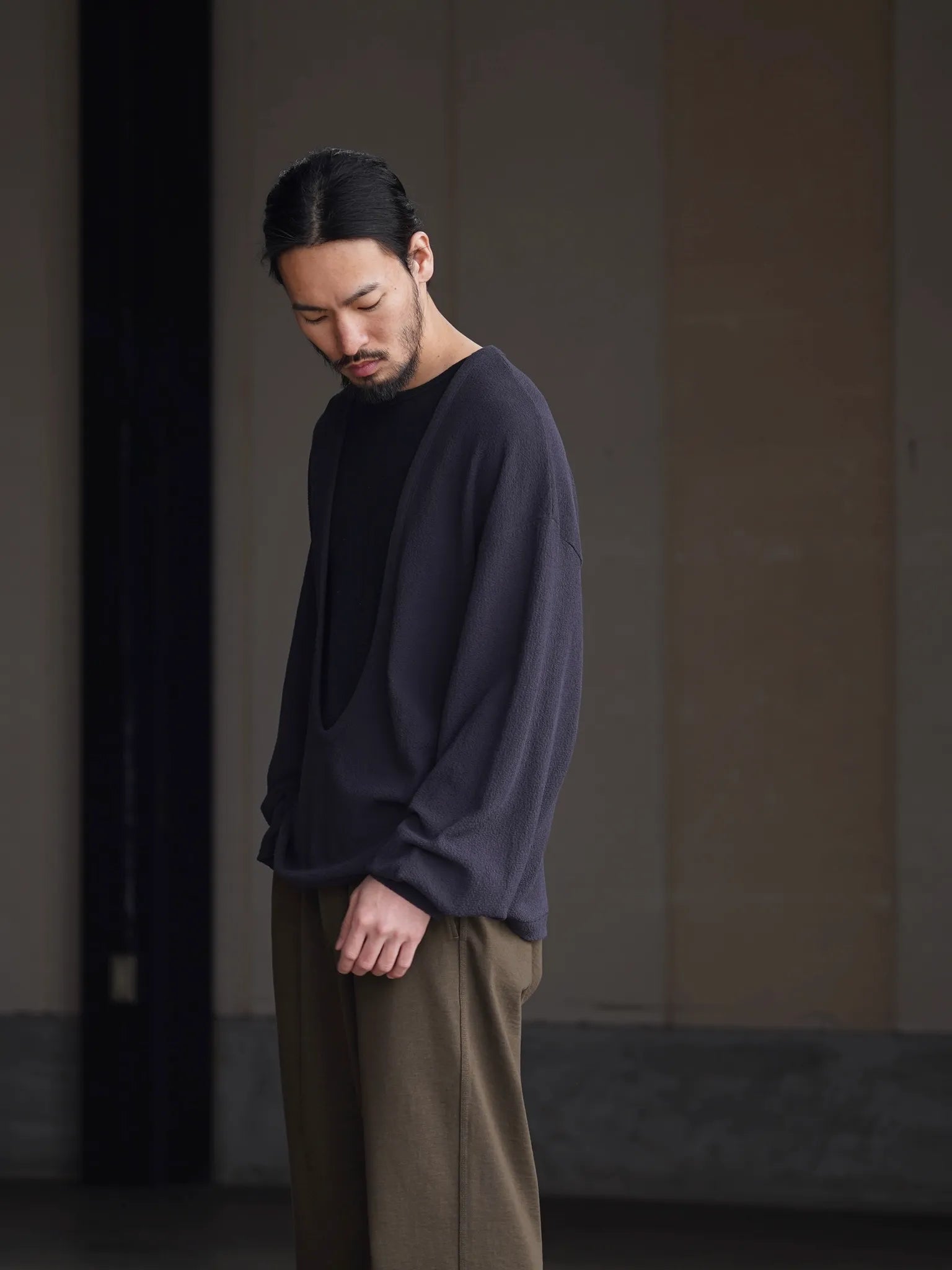 nonnotte-drape-u-pullover-with-cuff-sleeve-inkshade-4