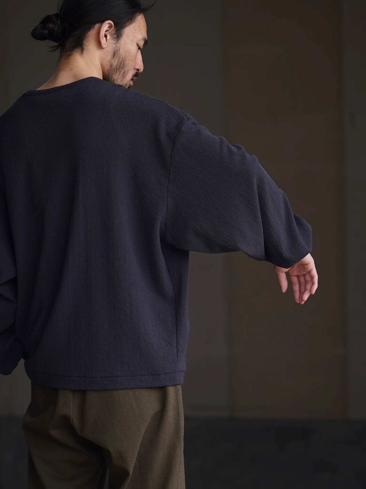 nonnotte-drape-u-pullover-with-cuff-sleeve-inkshade-5