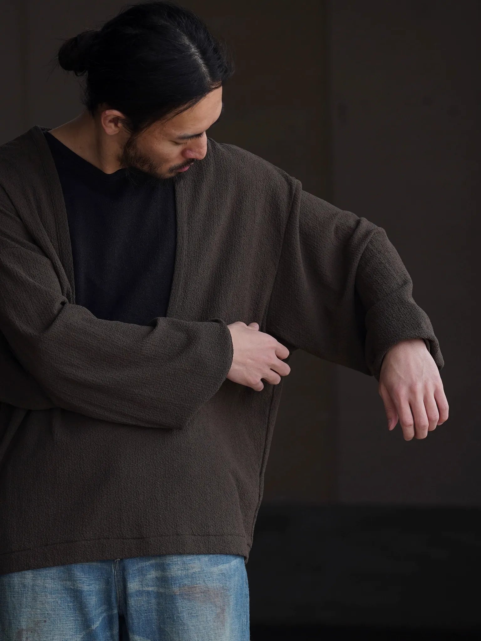 nonnotte-drape-u-pullover-with-cuff-sleeve-khaki-9