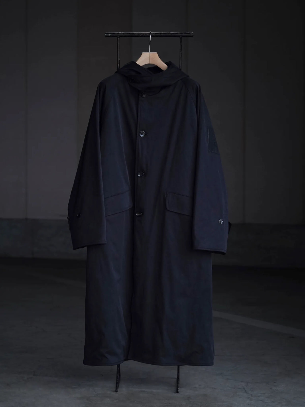 TEN C × COMOLI | HOODED COAT BLACK