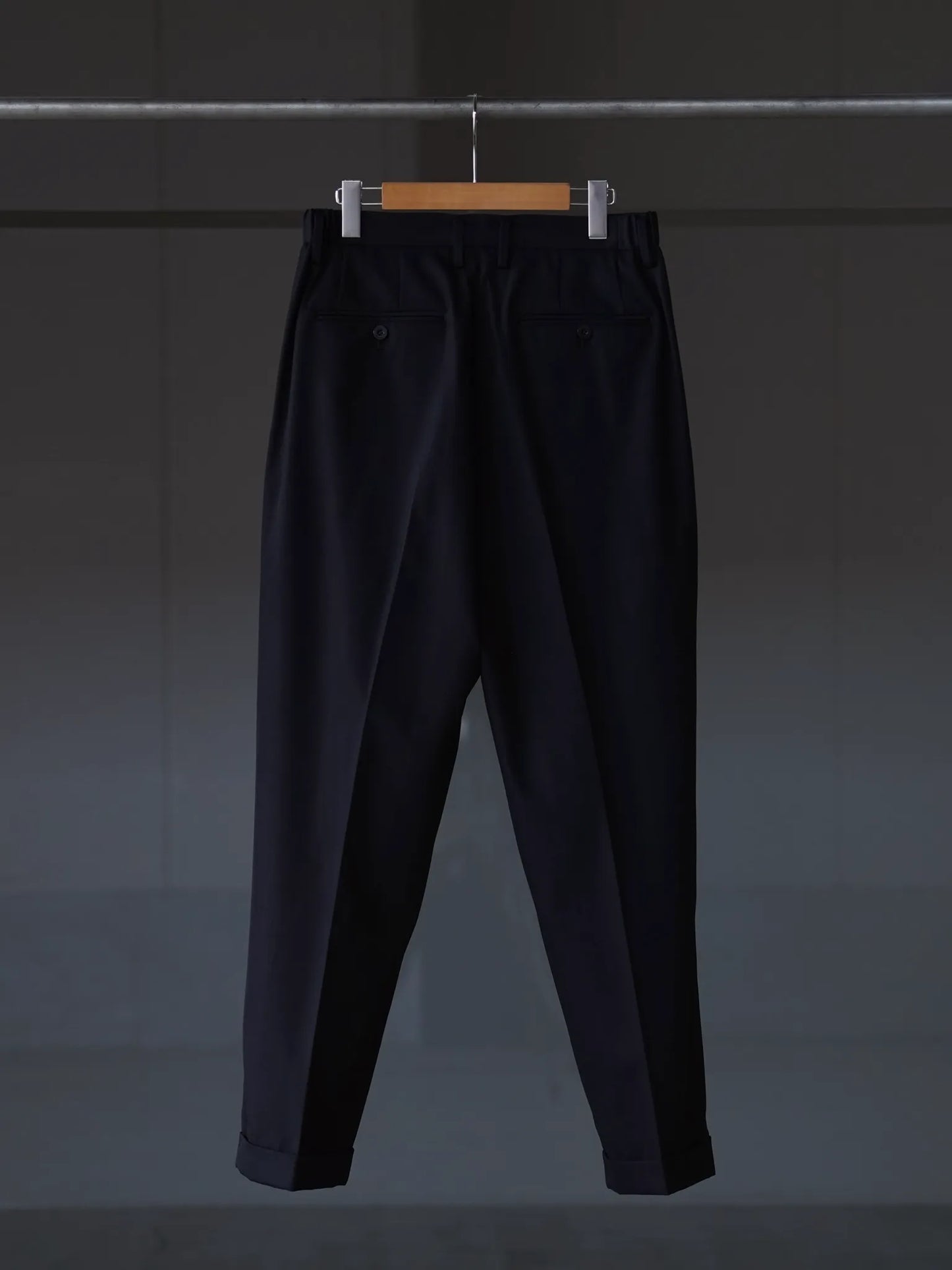 IRENISA | TWO TUCKS TAPERED TROUSERS BLACK