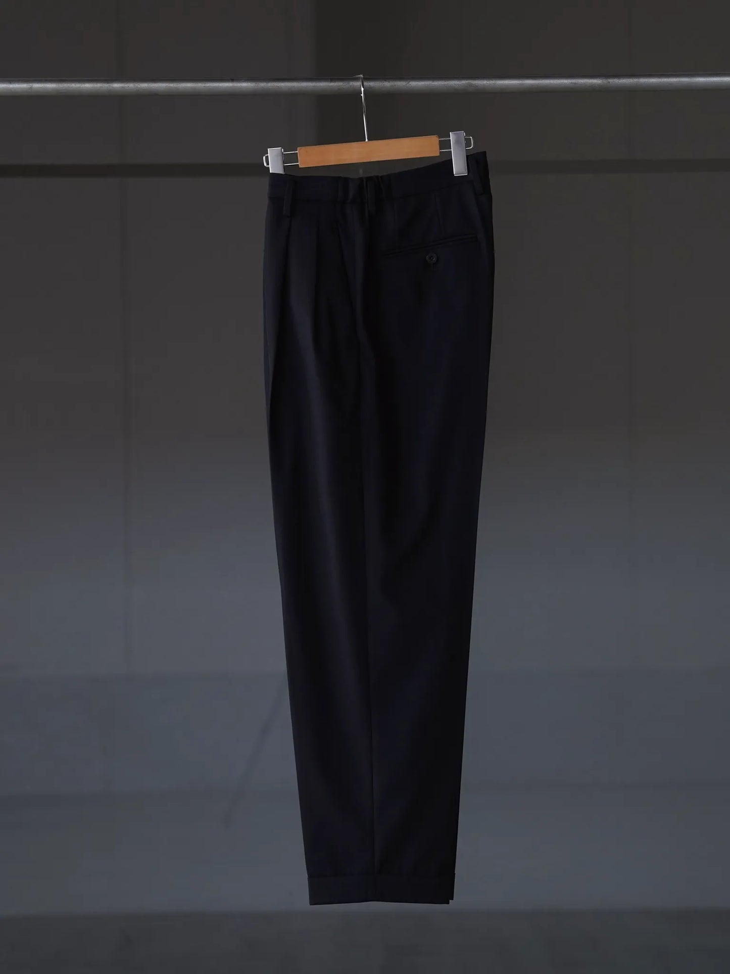 IRENISA | TWO TUCKS TAPERED TROUSERS BLACK