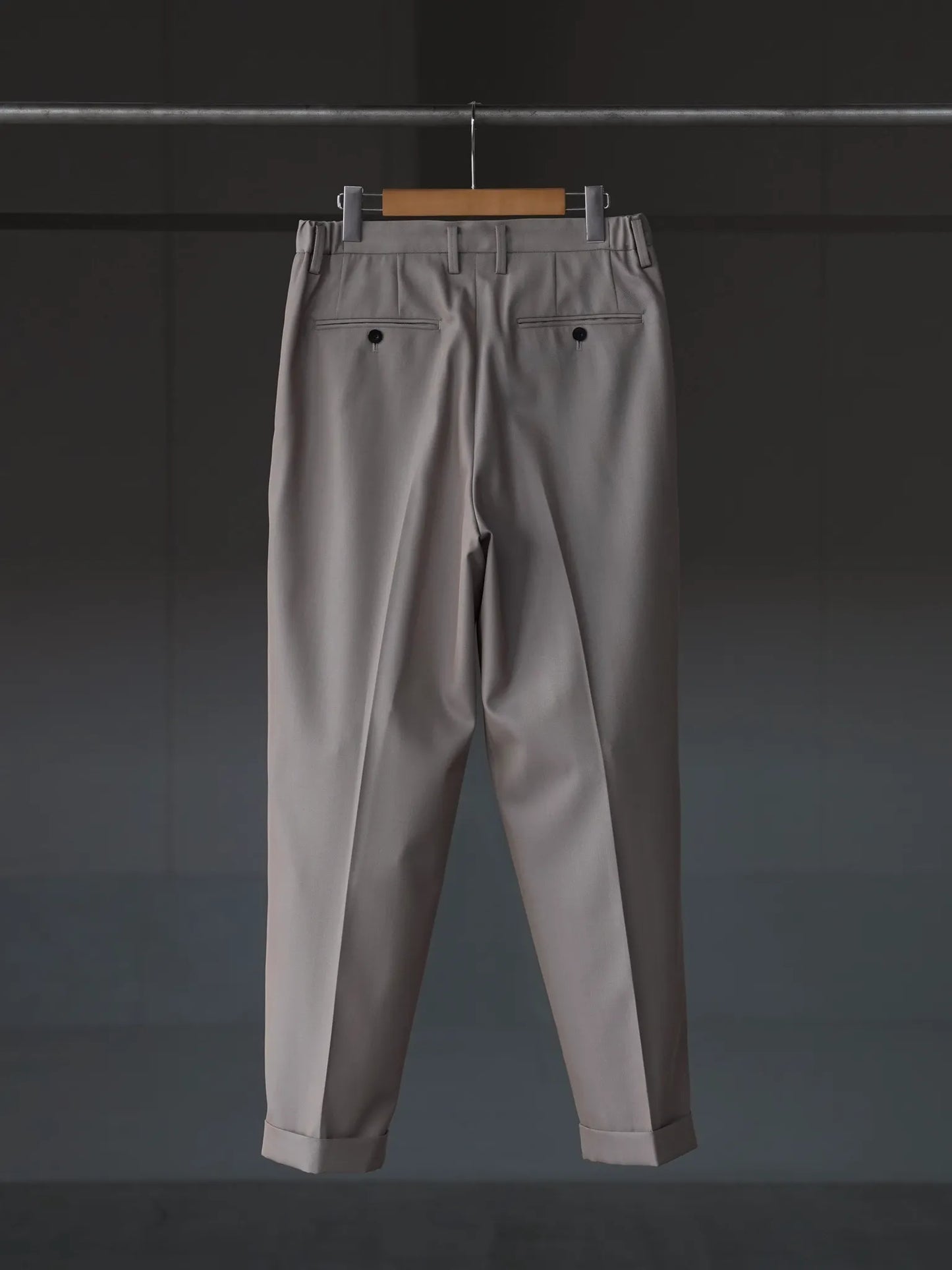 IRENISA | TWO TUCKS TAPERED TROUSERS GREIGE