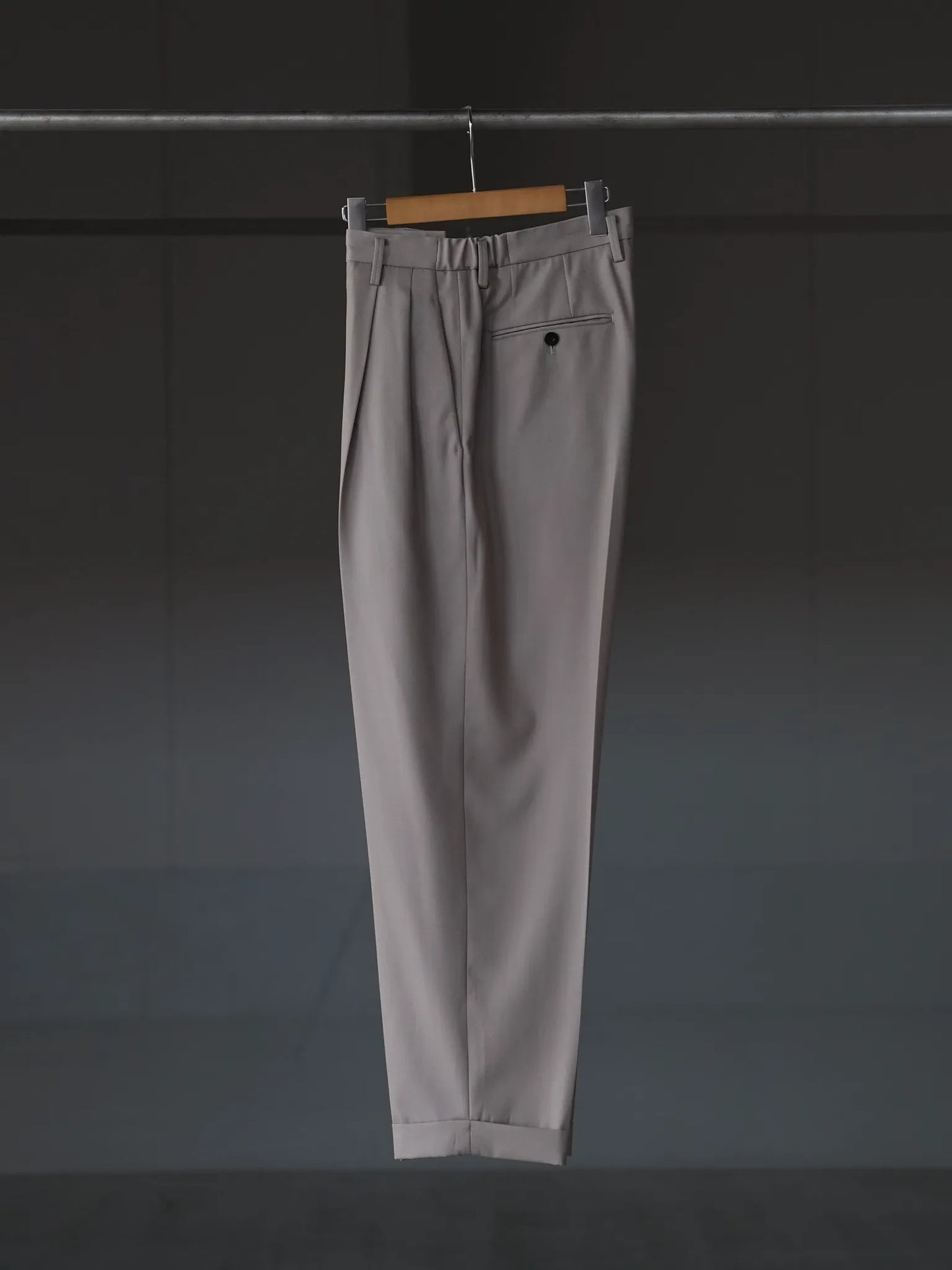 IRENISA | TWO TUCKS TAPERED TROUSERS GREIGE