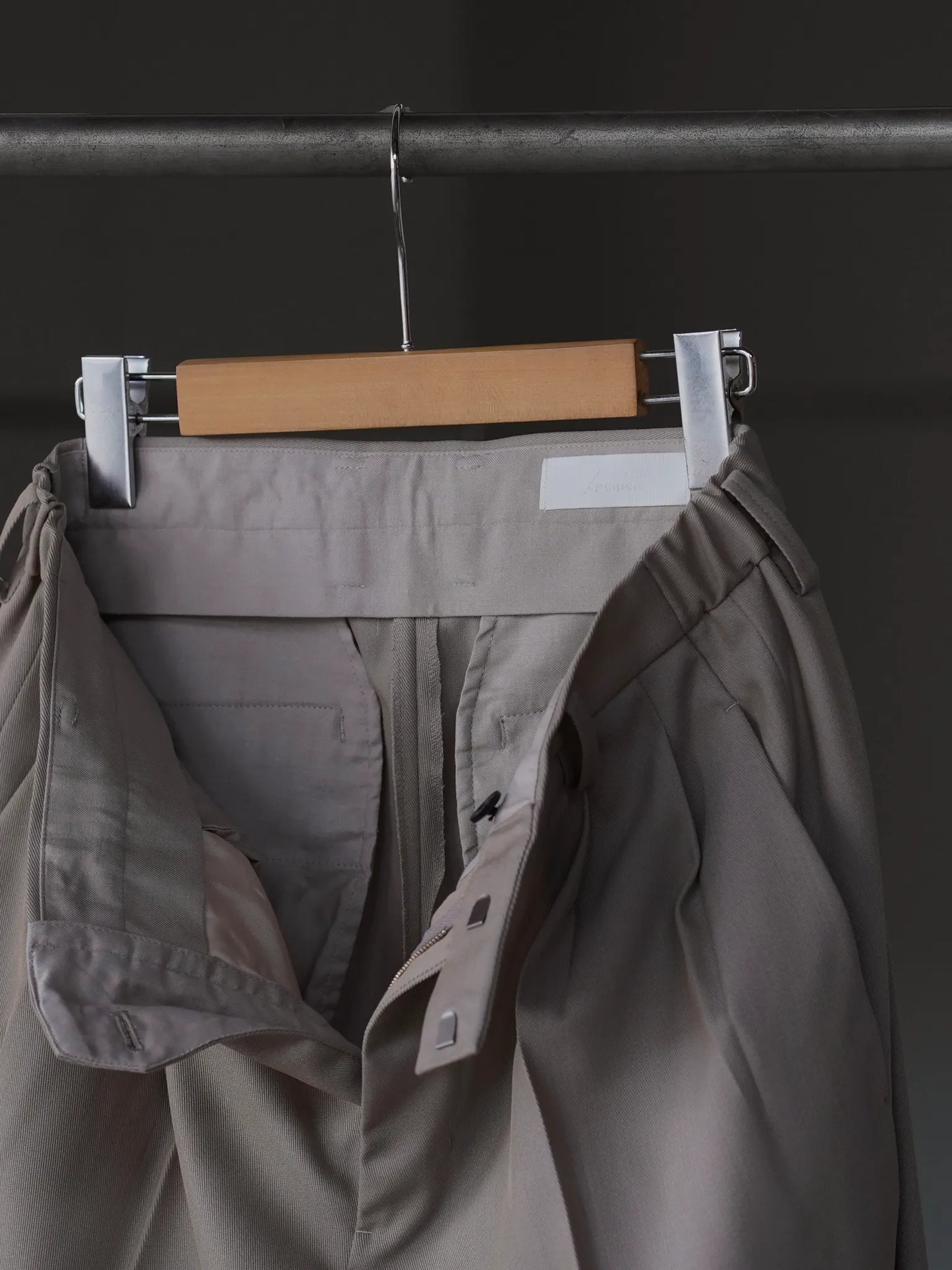 IRENISA | TWO TUCKS TAPERED TROUSERS GREIGE