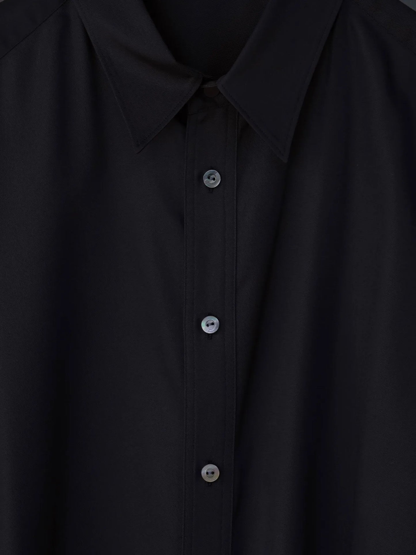 IRENISA | REGULAR COLLAR SHIRT SMOKE BLACK