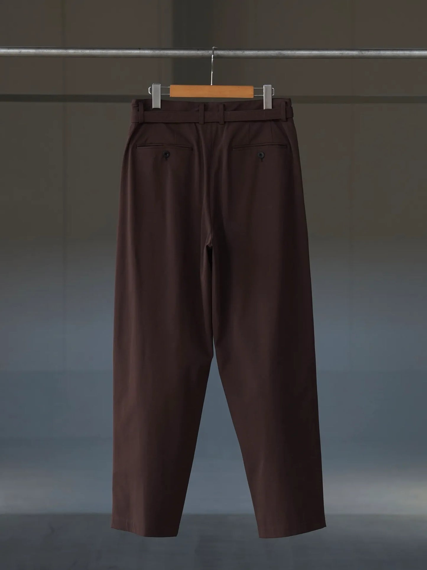 IRENISA | BELTED TAPERED PANTS DARK BROWN