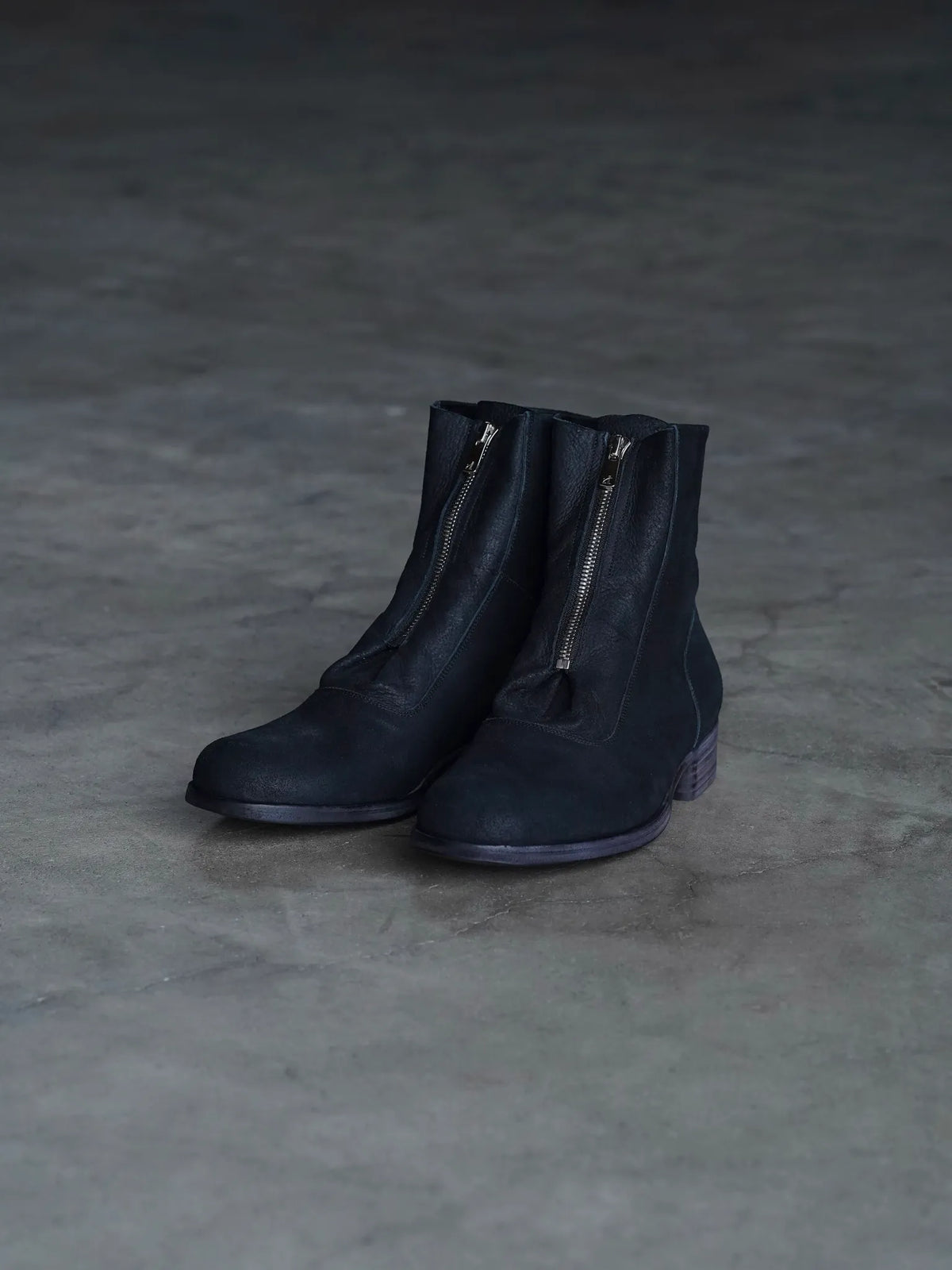 PETROSOLAUM | H center zip [Horse reverse] black