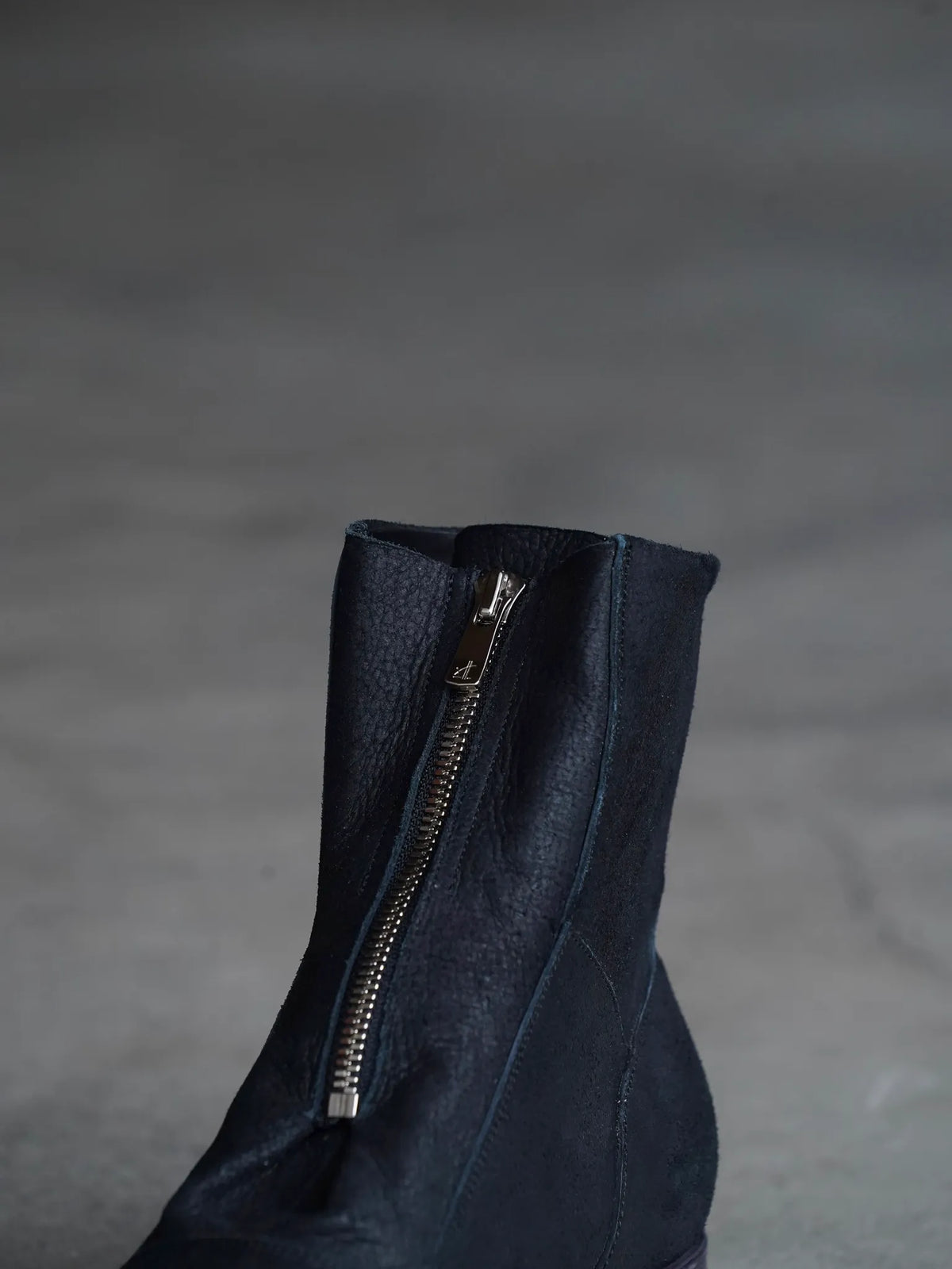 PETROSOLAUM | H center zip [Horse reverse] black