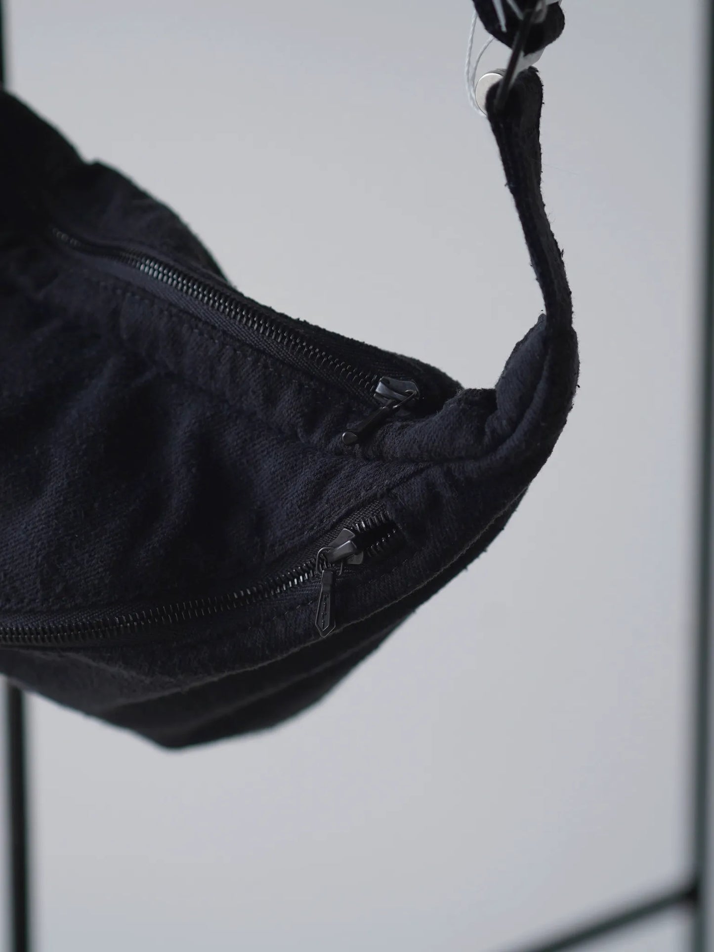 comoli-シルクネップ-ウエストバッグ-black-2-2