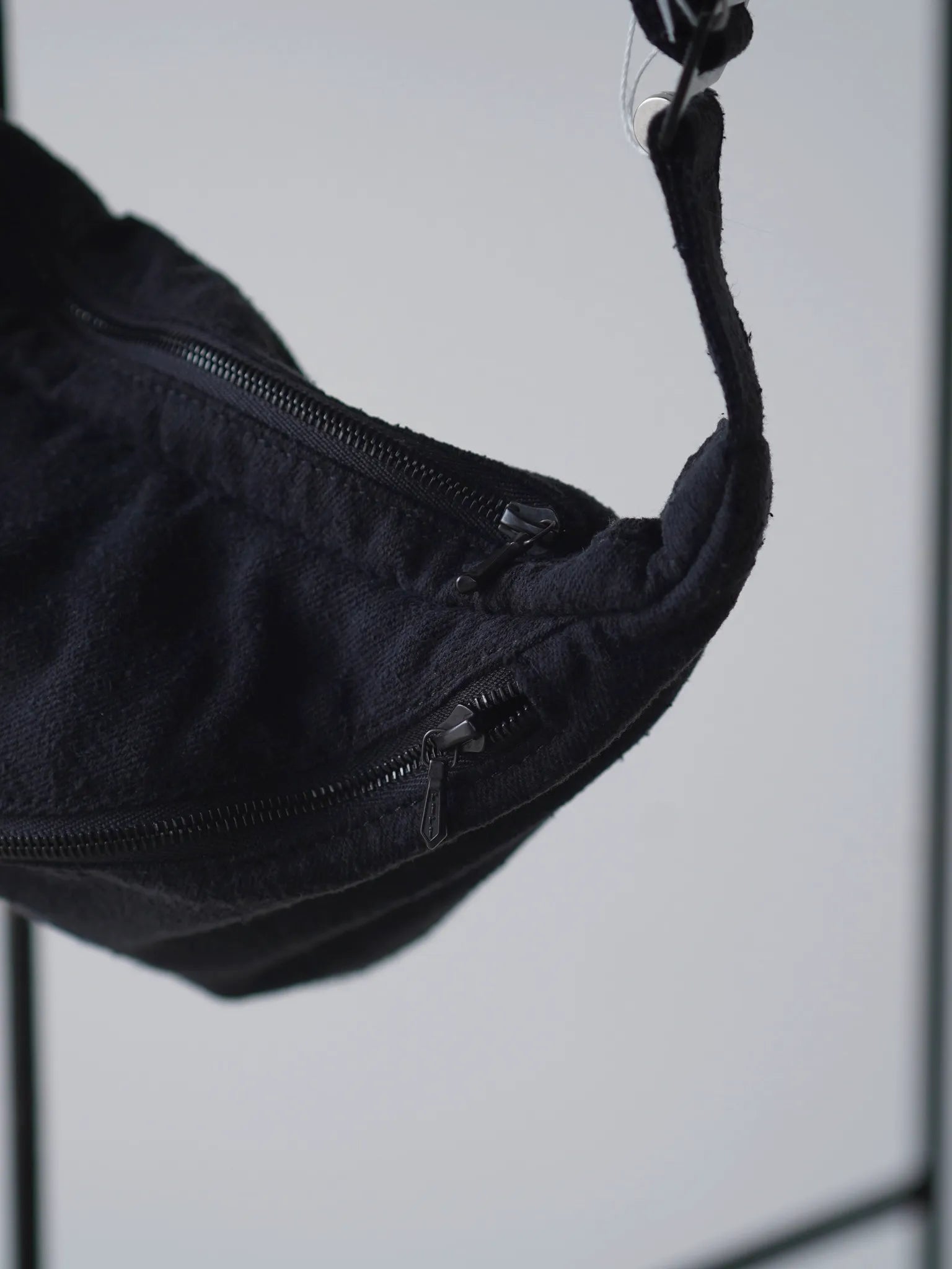 comoli-シルクネップ-ウエストバッグ-black-2-2