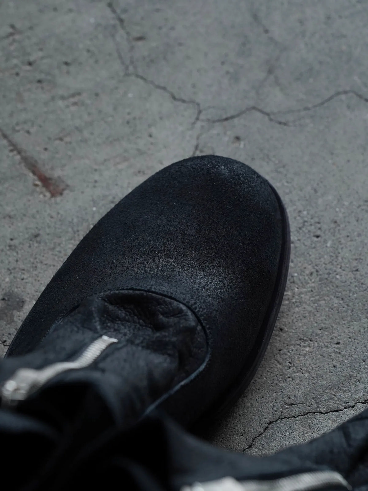 PETROSOLAUM | H center zip [Horse reverse] black
