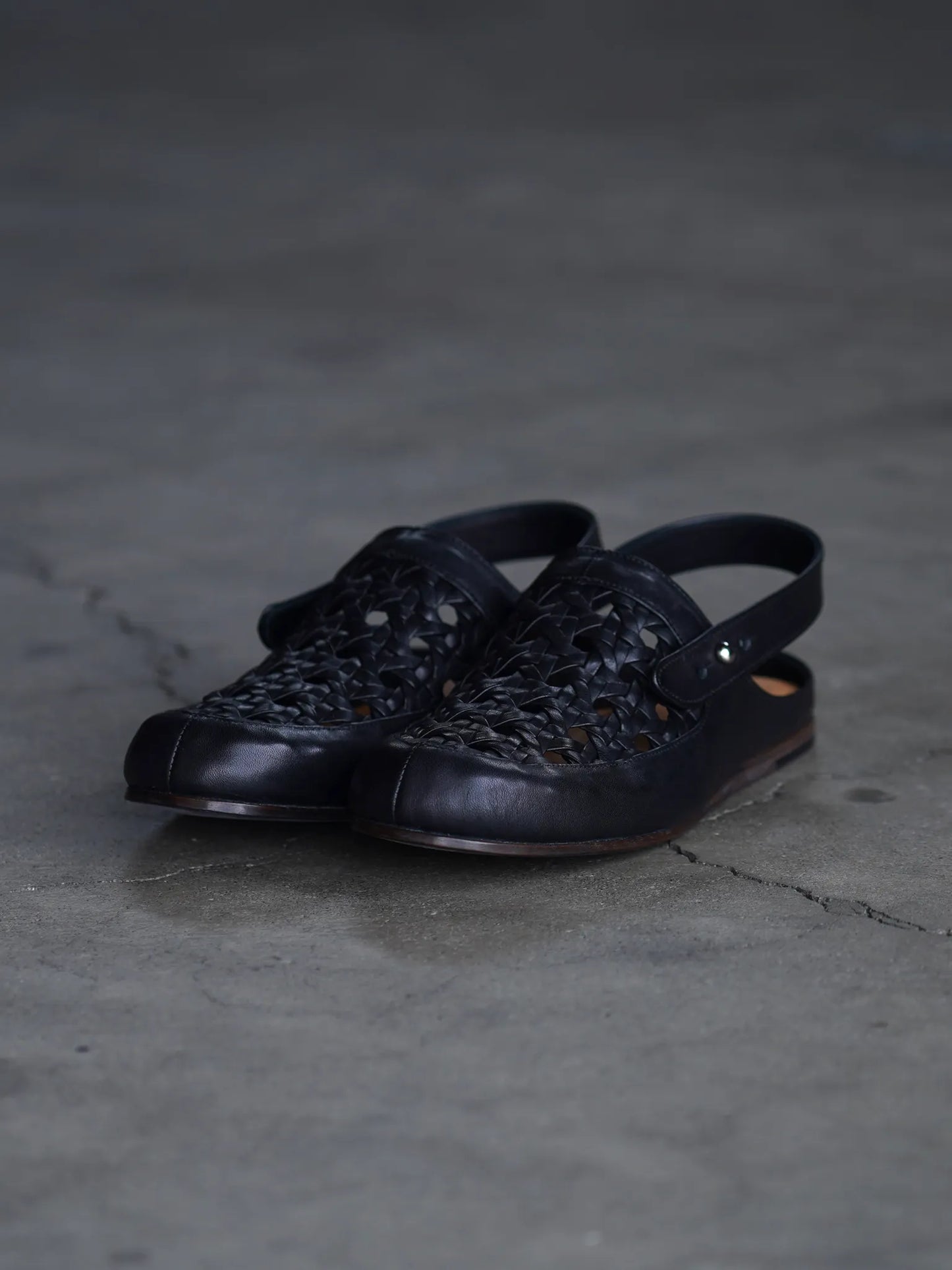 petrosolaum-cage-sandal-cage-horse-membrane-black-1