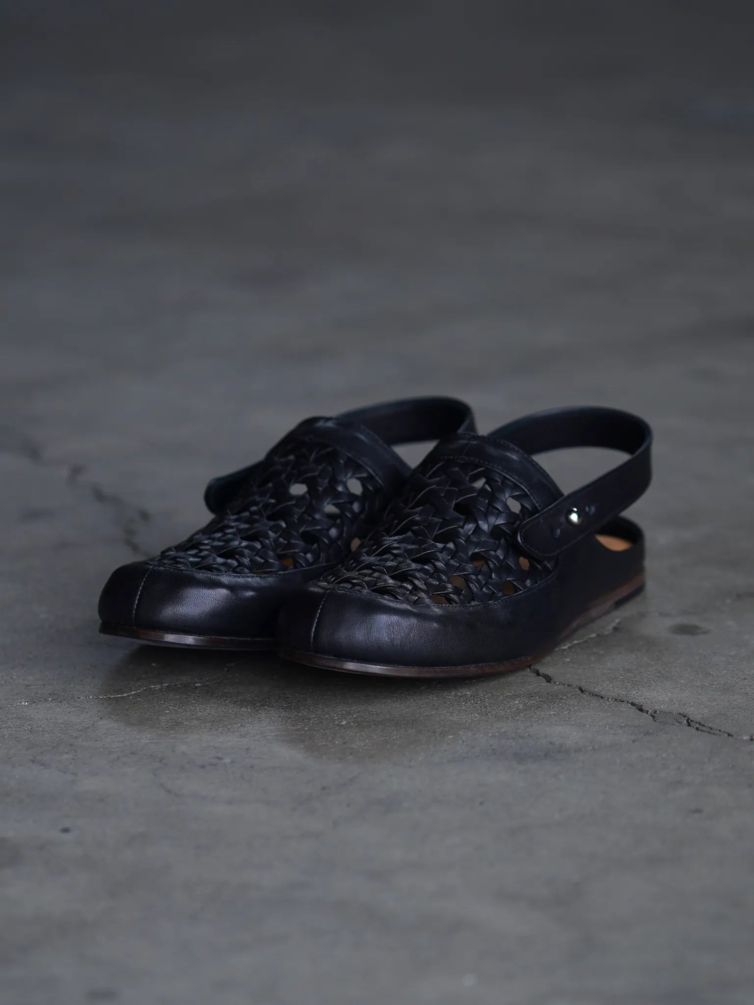 petrosolaum-cage-sandal-cage-horse-membrane-black-1