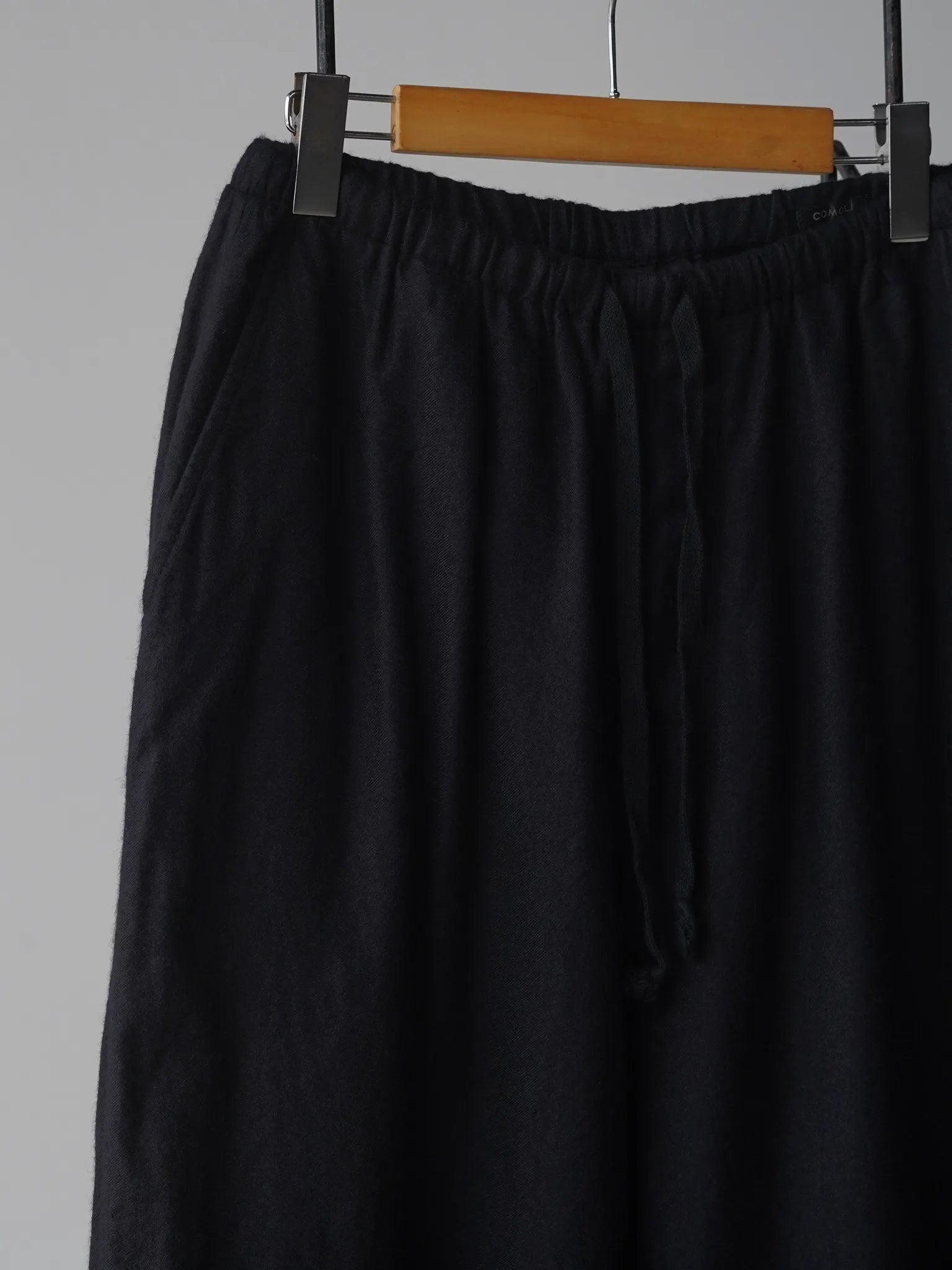 comoli-カシミヤシルク-製品染ドローストリングパンツ-navy-4