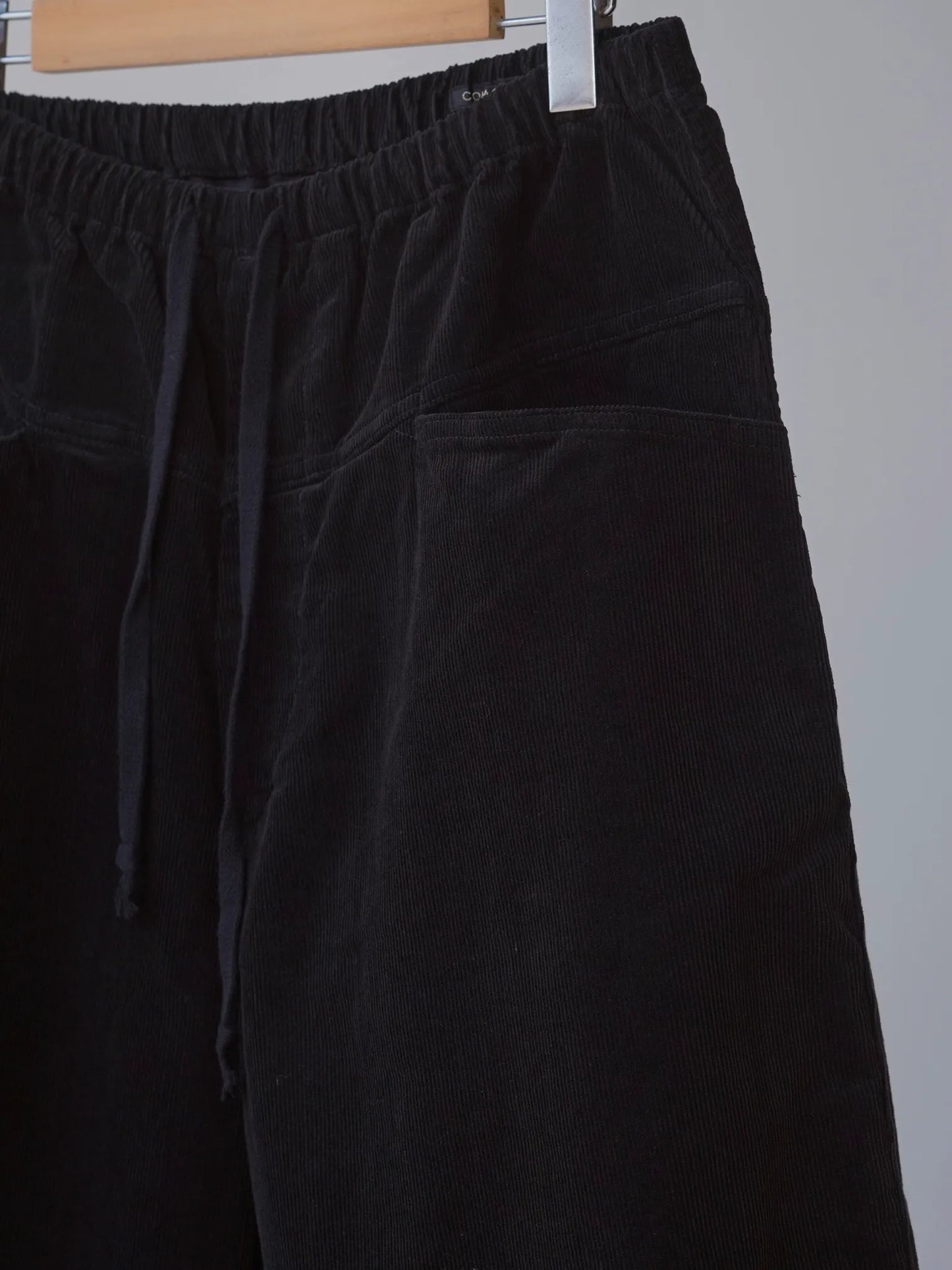 COMOLI | コーデュロイ ドローストリングパンツ BLACK