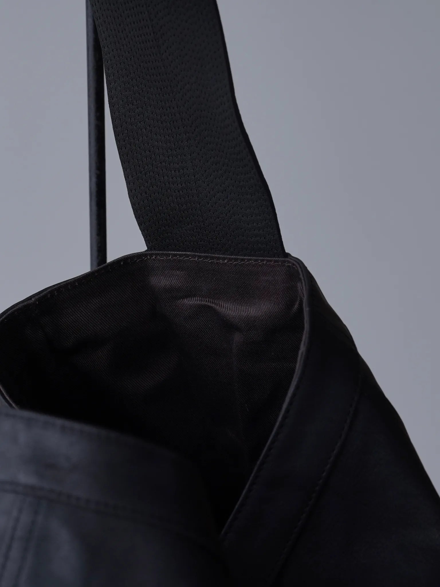 t-t-lot-004-newsboy-bag-black-horse-leather-3