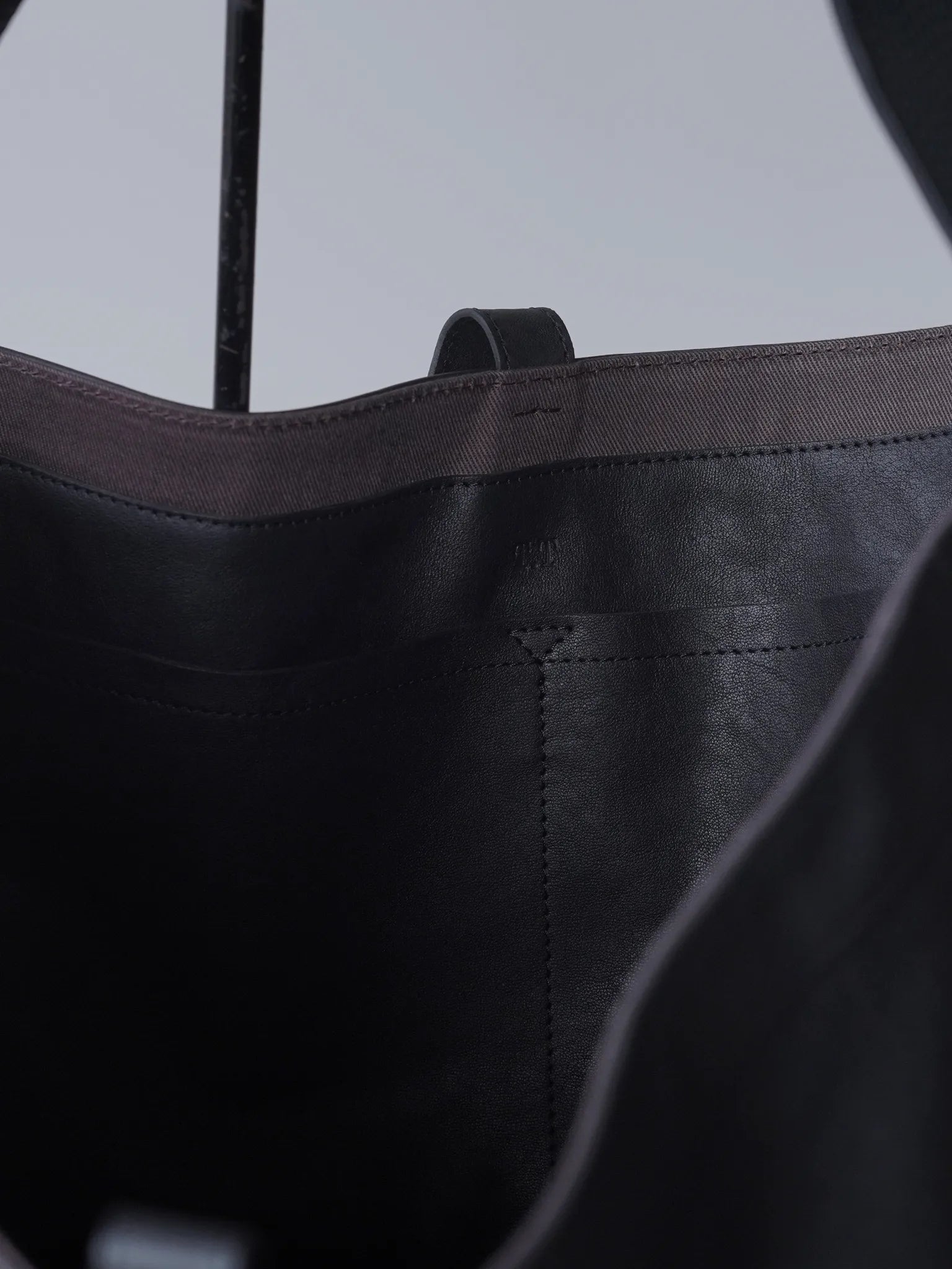 t-t-lot-004-newsboy-bag-black-horse-leather-4