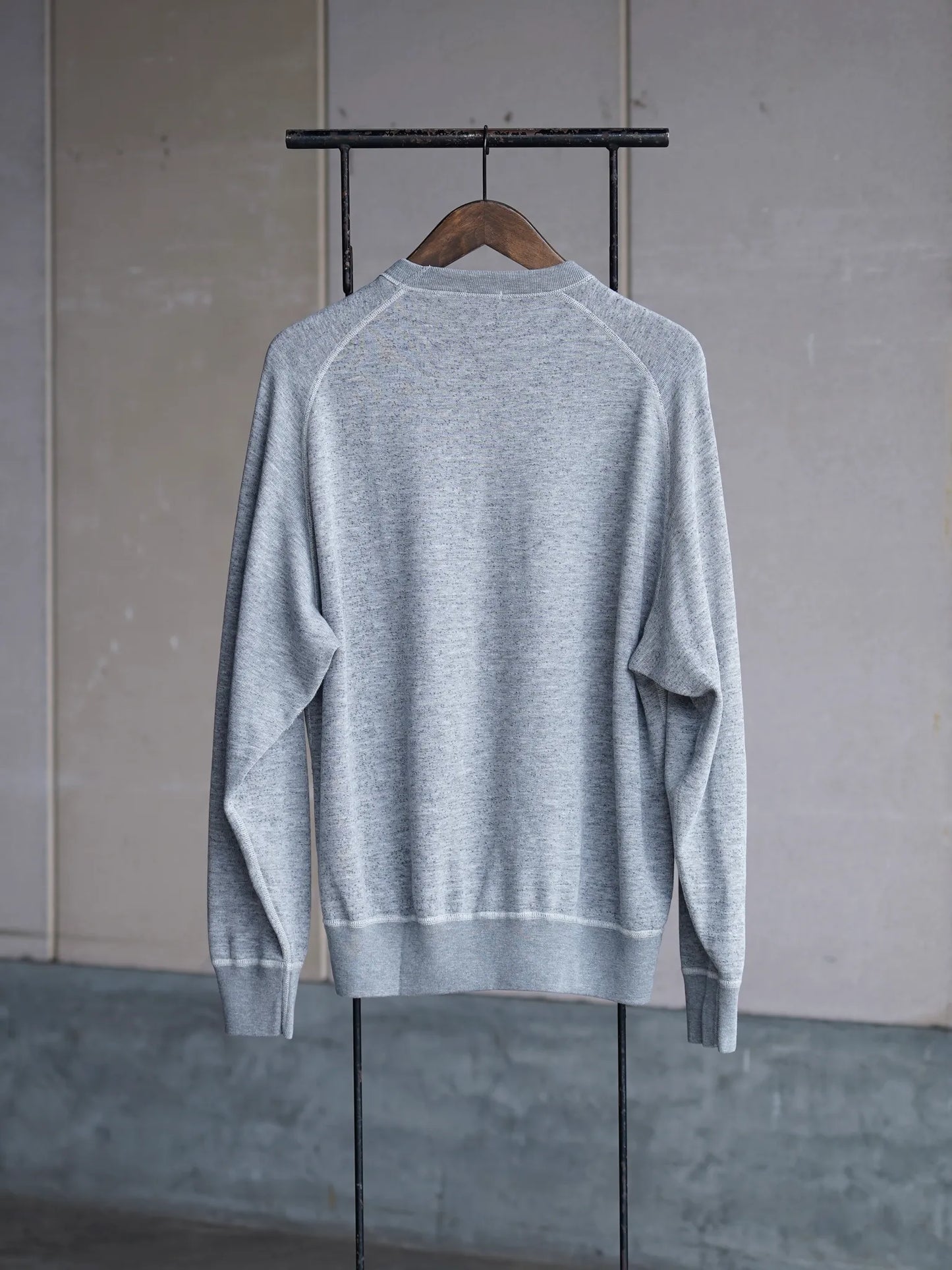 comoli-グレー裏毛-クルーネック-gray-2