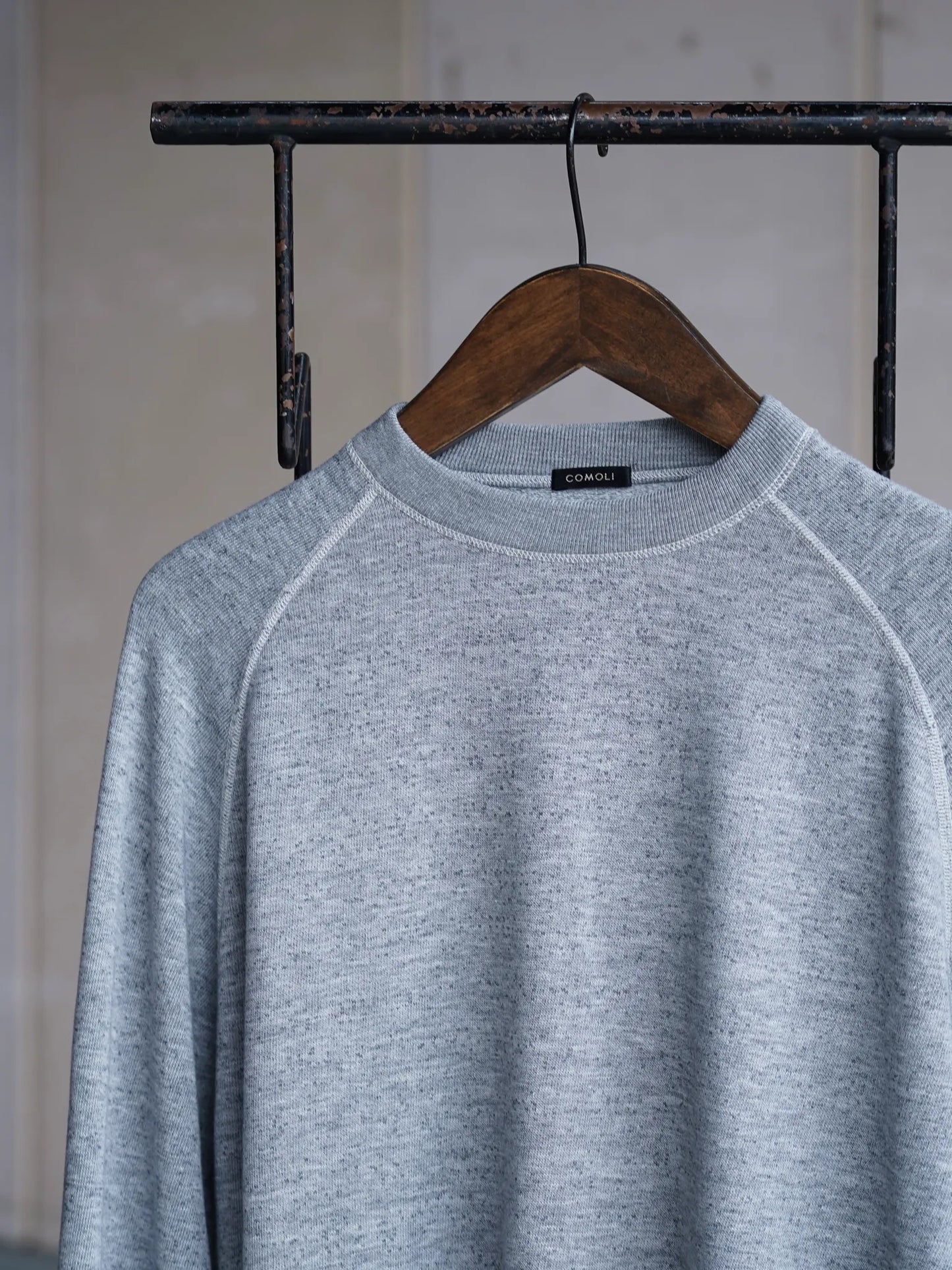 comoli-グレー裏毛-クルーネック-gray-3