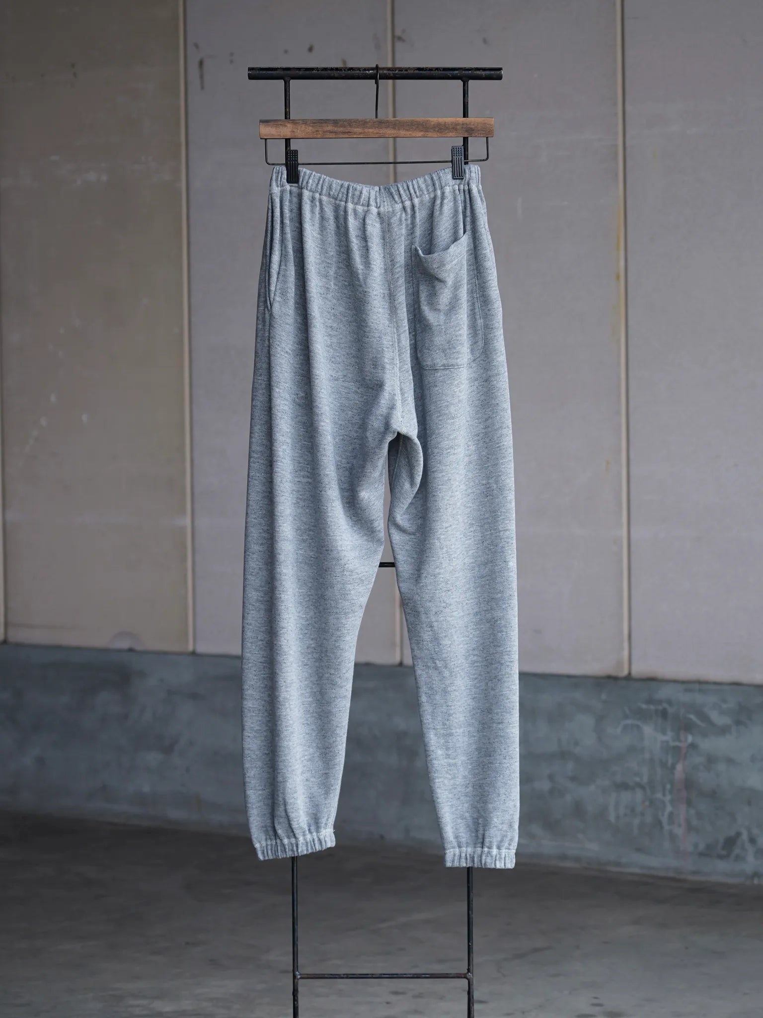 comoli-グレー裏毛-パンツ-gray-2