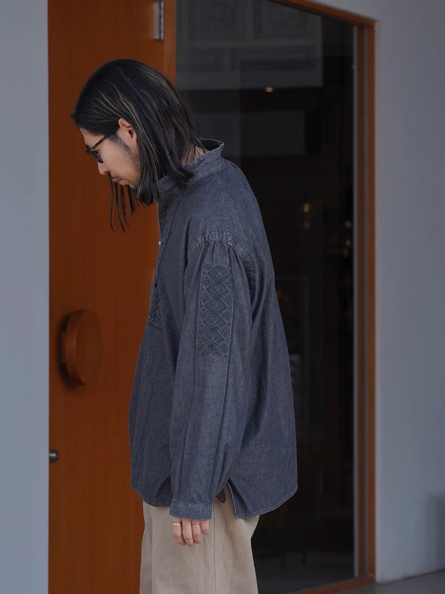 SARTO | [COTTON CHAMBRAY] EMBROIDERY SKIPPER SHIRT WASHED BLACK