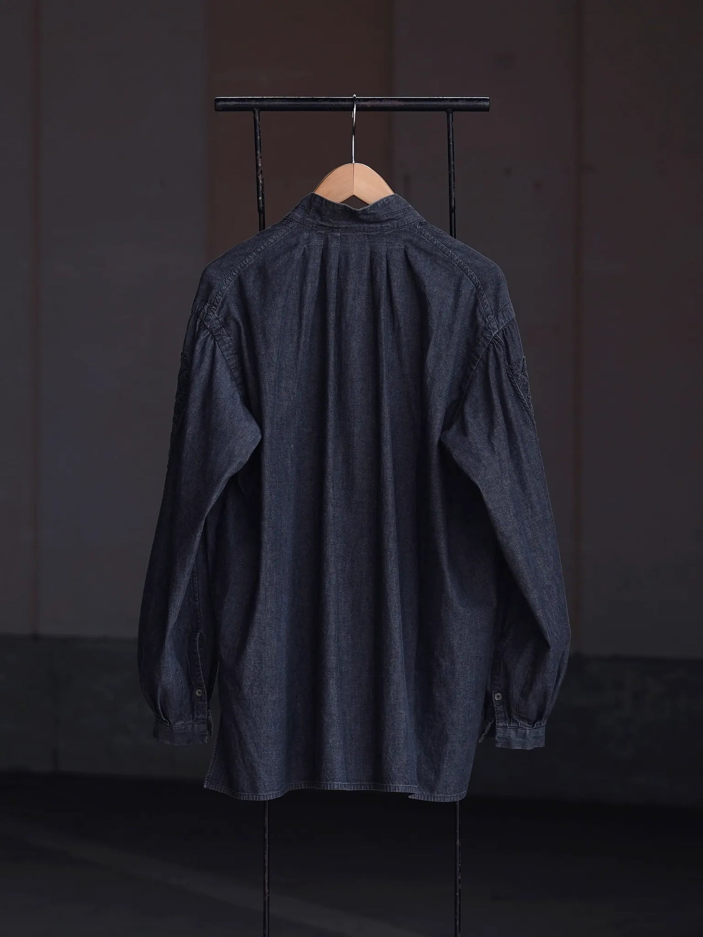 SARTO | [COTTON CHAMBRAY] EMBROIDERY SKIPPER SHIRT WASHED BLACK