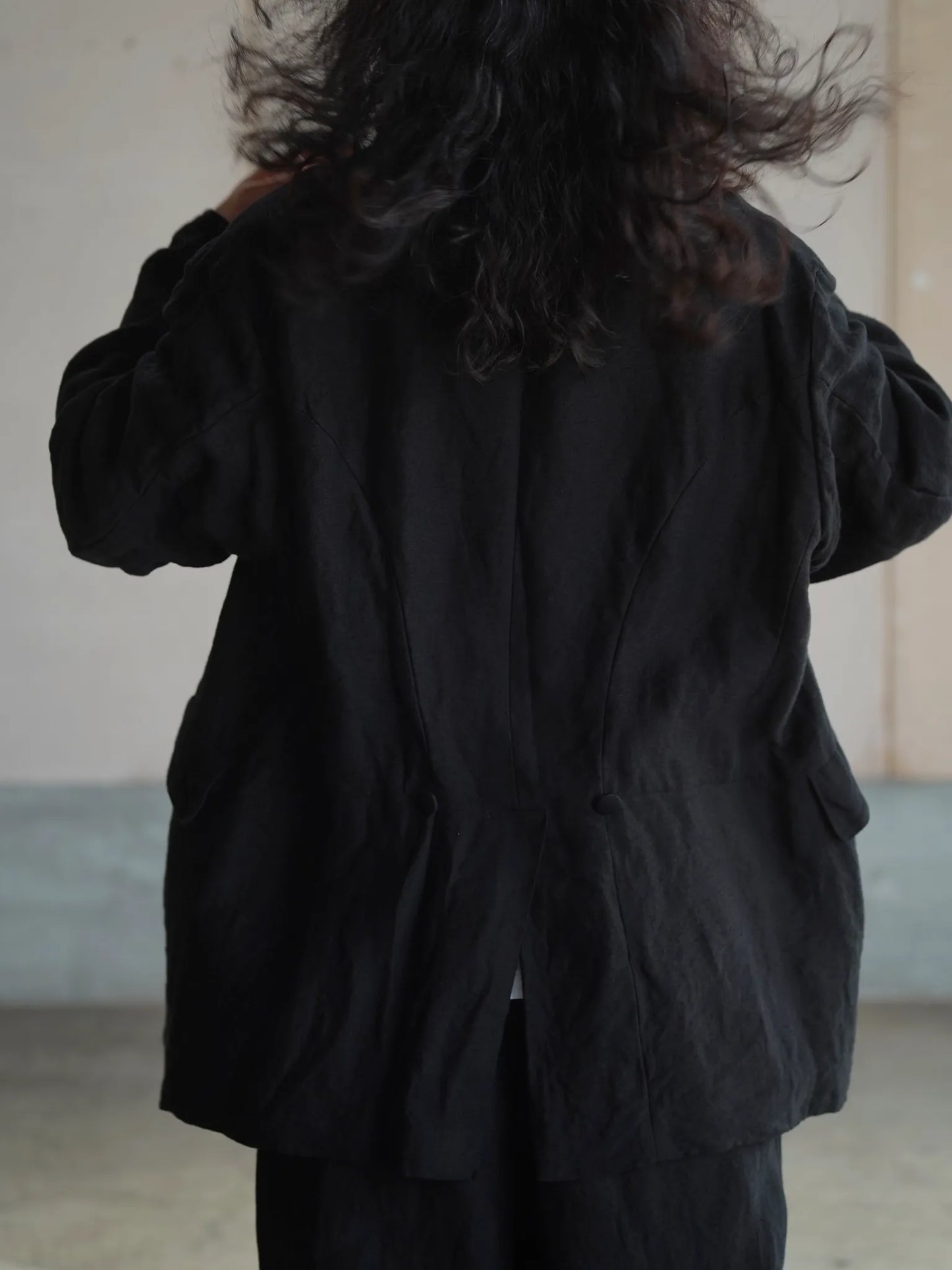 COMOLI | リネンサテン フロックコート BLACK