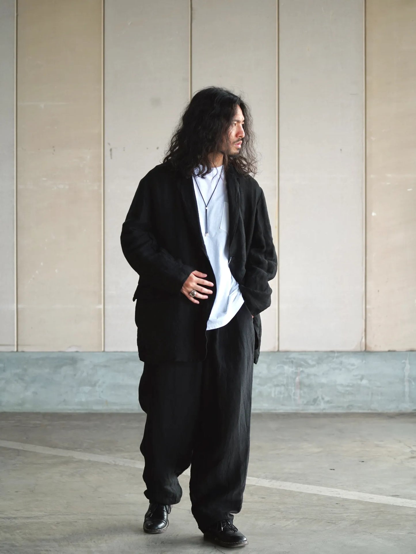 COMOLI | リネンサテン フロックコート BLACK