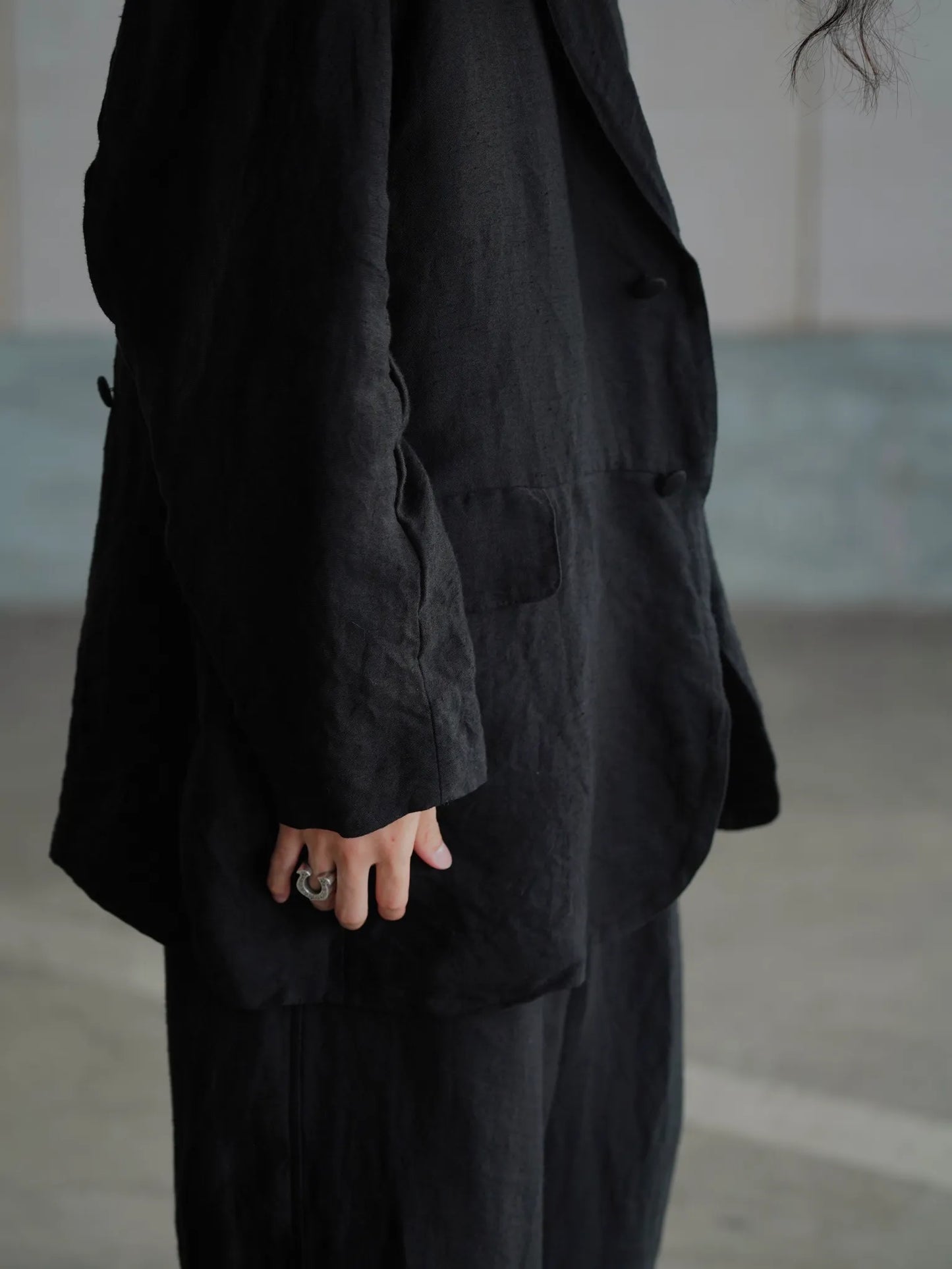 COMOLI | リネンサテン フロックコート BLACK