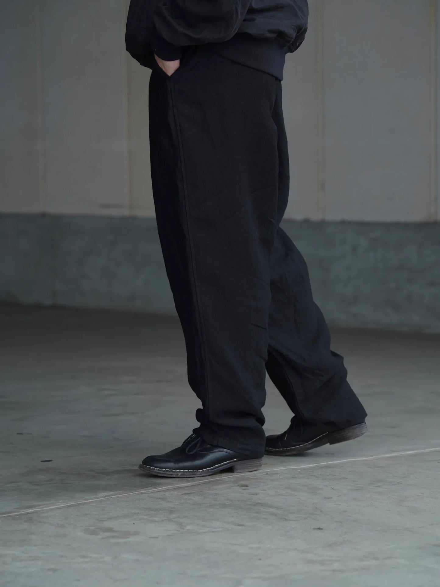 COMOLI | リネンサテン ドローストリングパンツ BLACK
