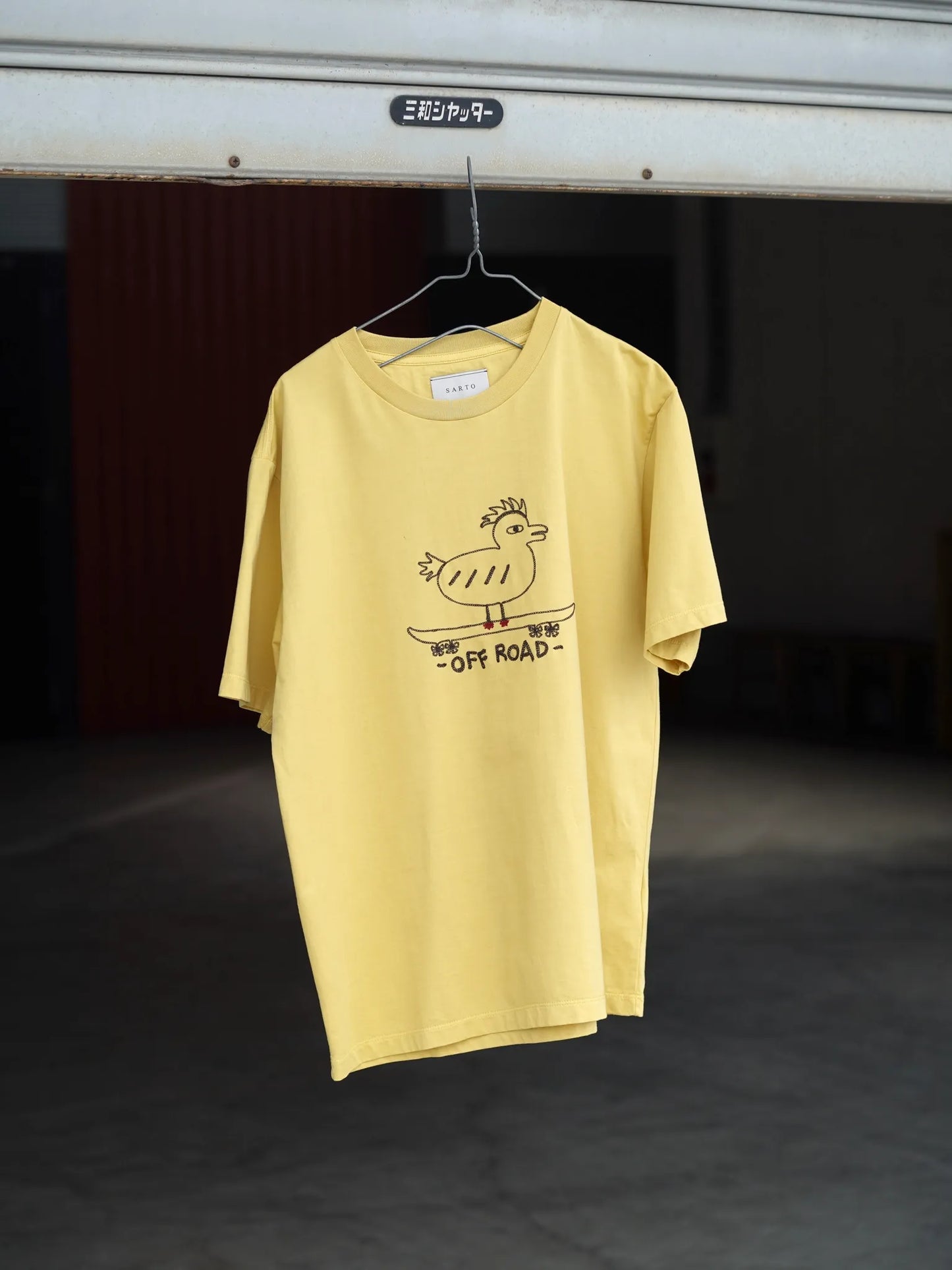 SARTO | WHERE TO MATTERS OFF ROAD CREW NECK S/S MUSTARD