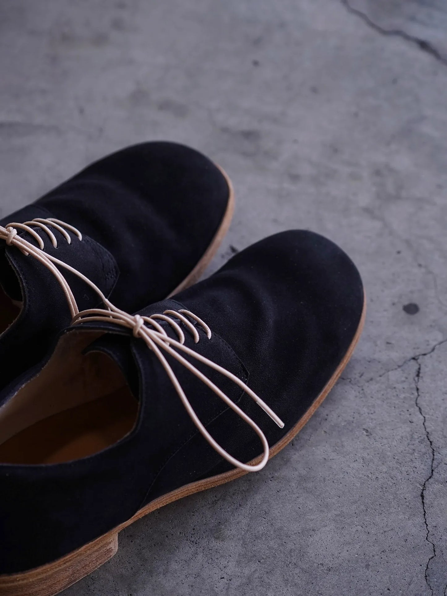 PETROSOLAUM | stone derby [ai mud dye washed deer suede] BLACK