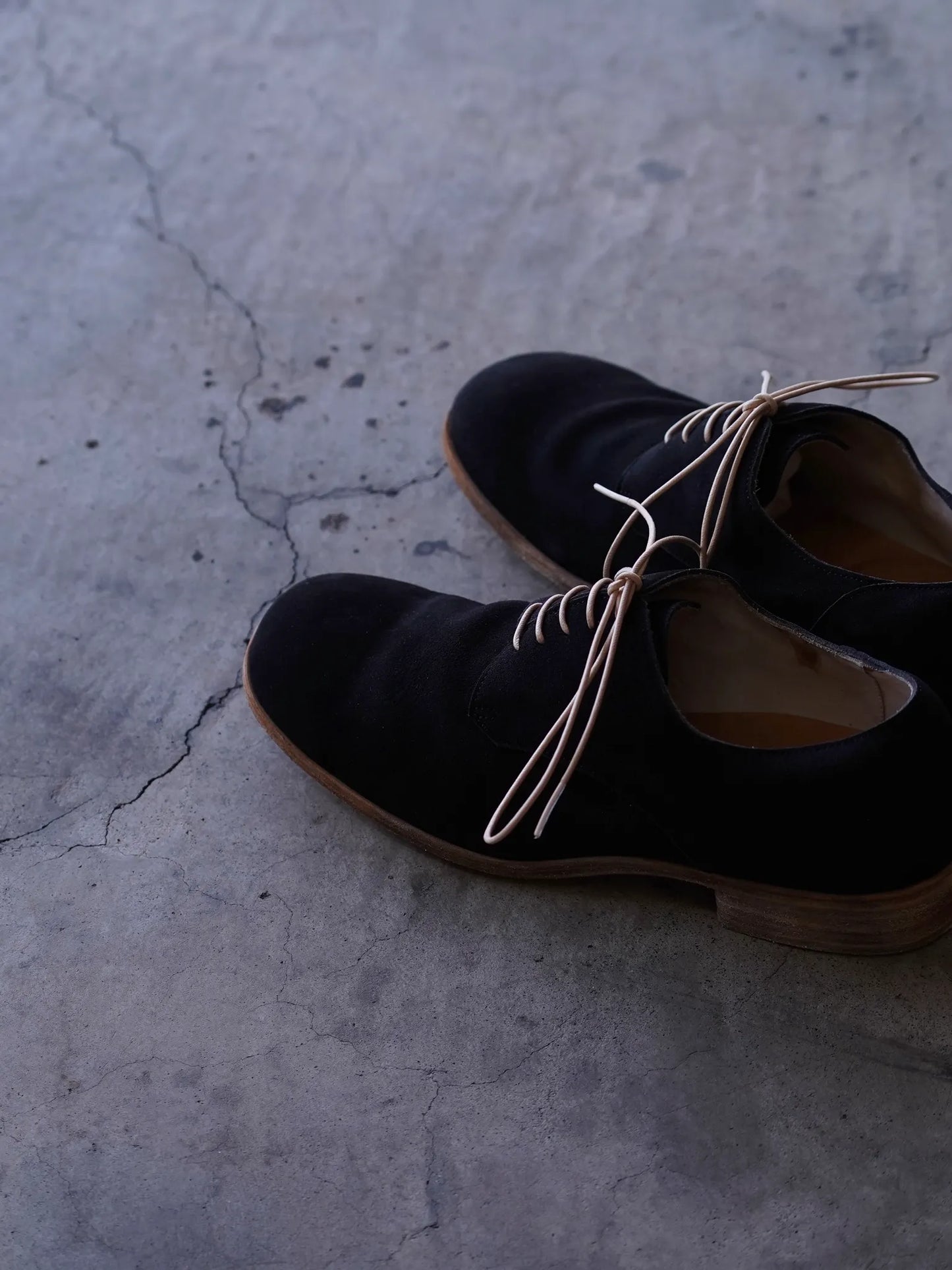 PETROSOLAUM | stone derby [ai mud dye washed deer suede] BLACK