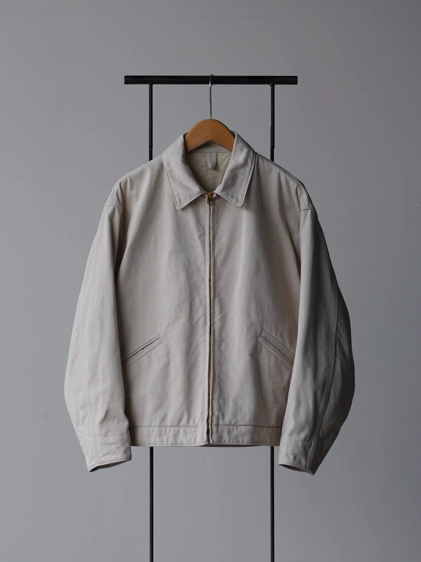 COMOLI | コットンツイル ジップショートジャケット IVORY