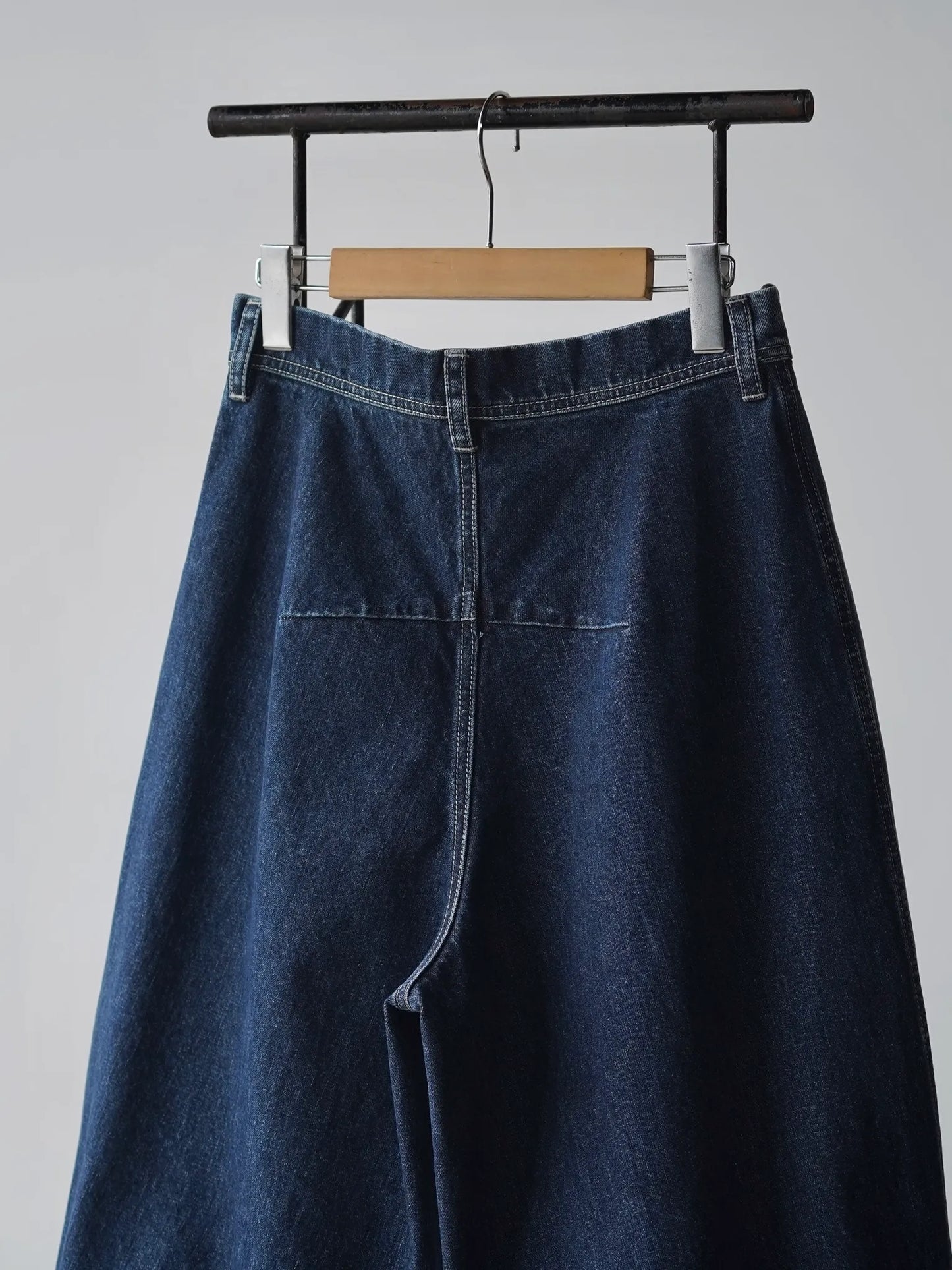 Nomàt | Two-tone Denim Curved Pants Sax Blue